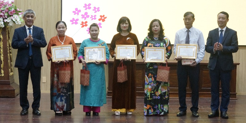 Lãnh đạo TP Huế đối thoại với tiểu thương chợ Đông Ba