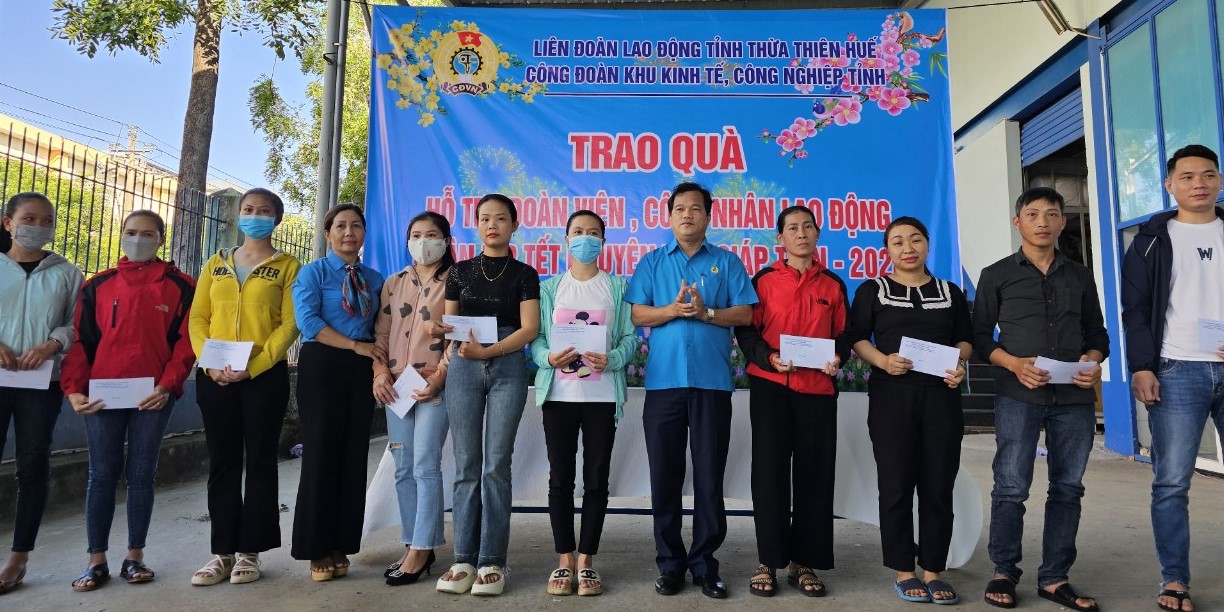 Trao quà tết cho người lao động bị ảnh hưởng thu nhập do công ty thiếu đơn hàng