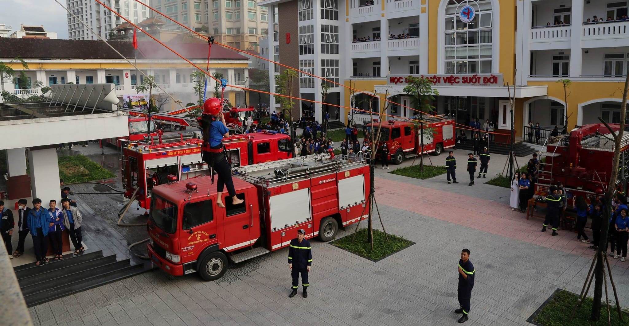 Học sinh trải nghiệm kỹ năng phòng cháy, chữa cháy và cứu nạn, cứu hộ