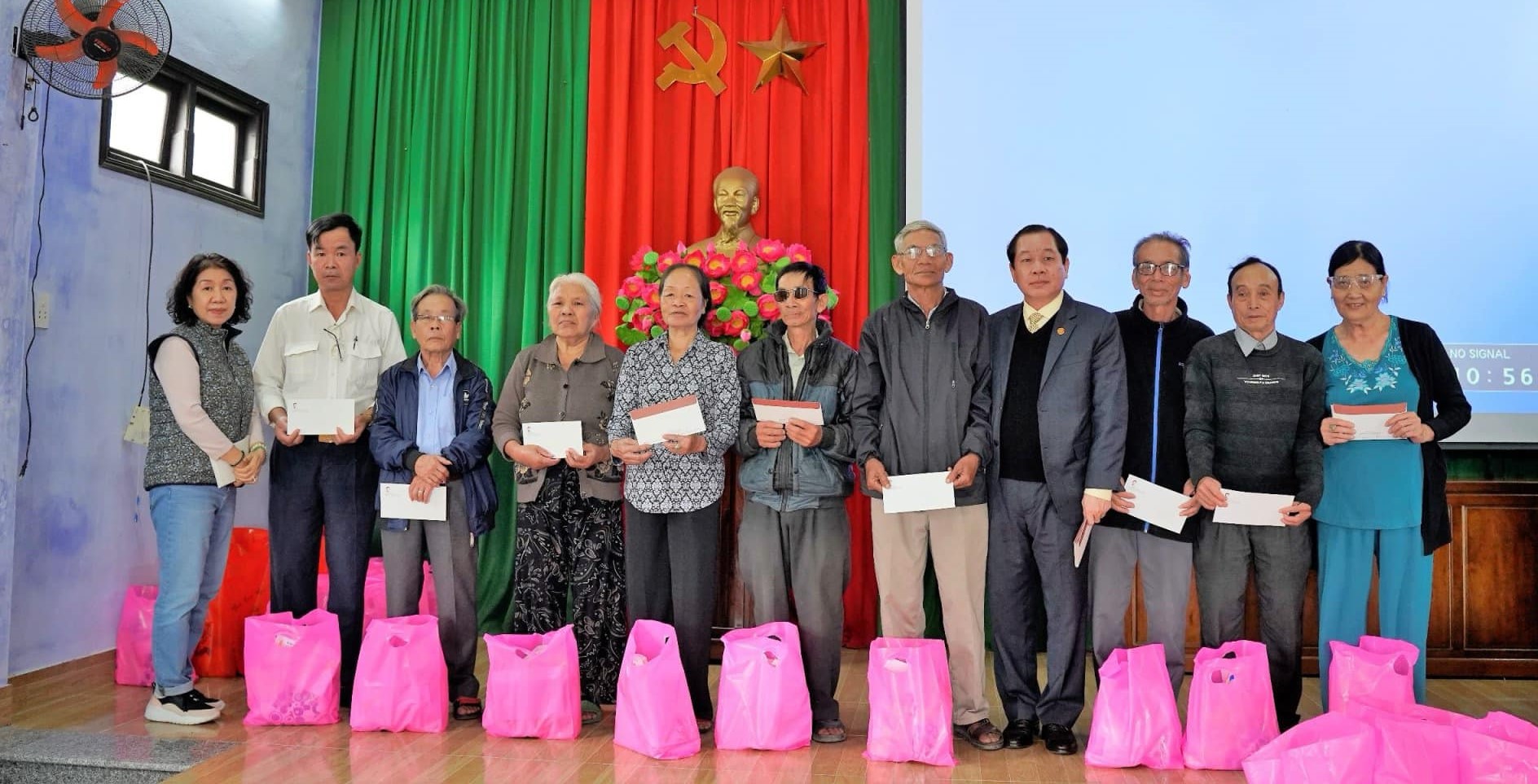 Trao quà tết cho nạn nhân nhiễm chất độc da cam, trẻ em gặp khó khăn và hộ nghèo