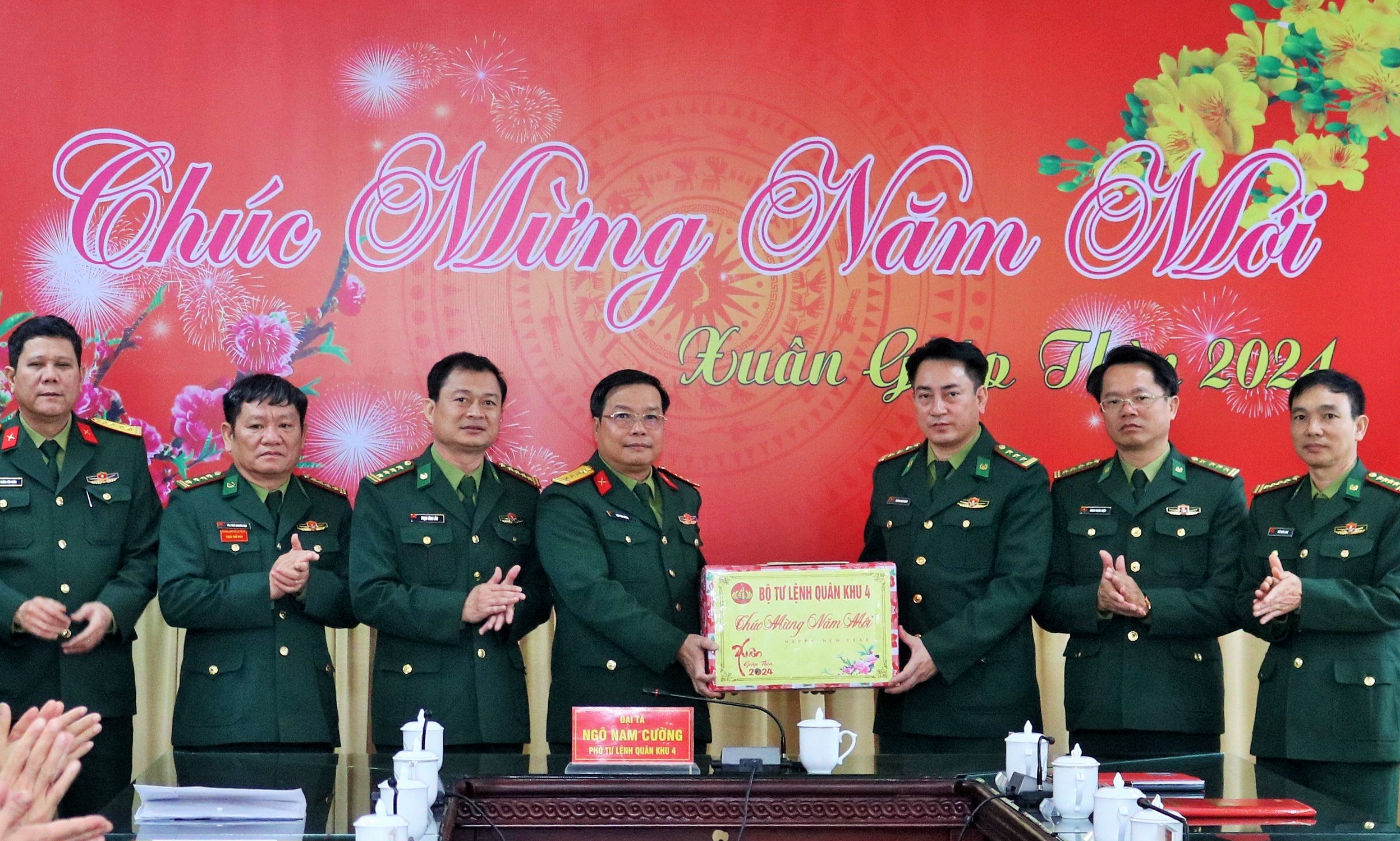 Phó Tư lệnh Quân khu 4 thăm, chúc tết