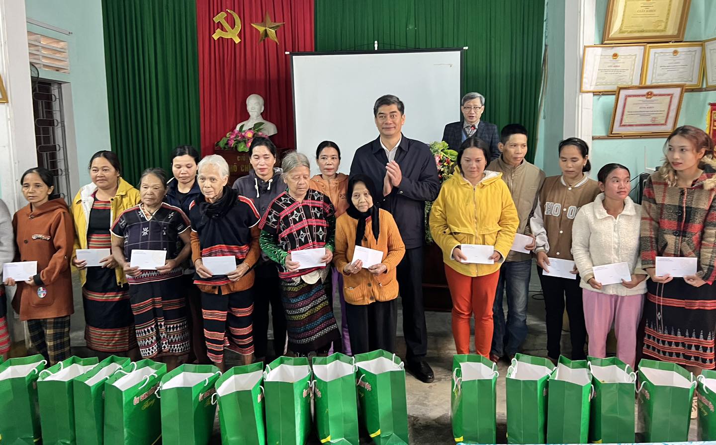 Chúc tết, tặng quà cho đồng bào tại huyện A Lưới