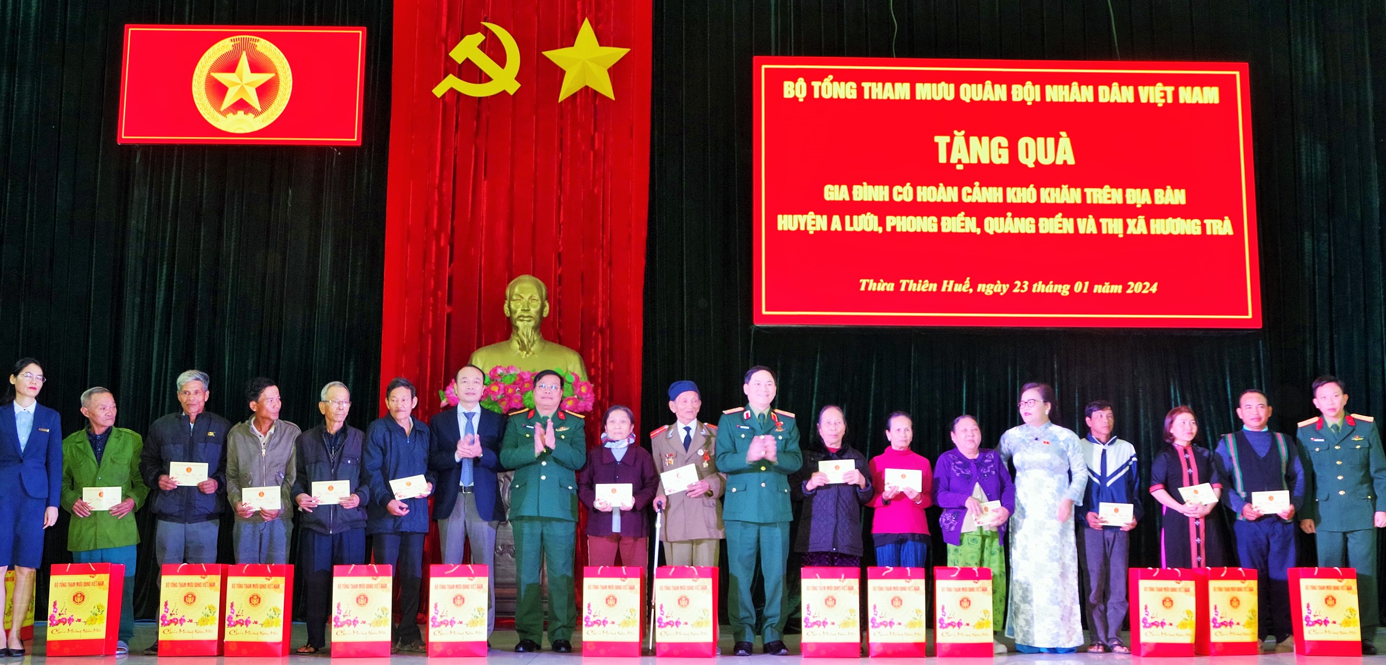 Trung tướng Phạm Trường Sơn thăm, tặng quà tại Thừa Thiên Huế