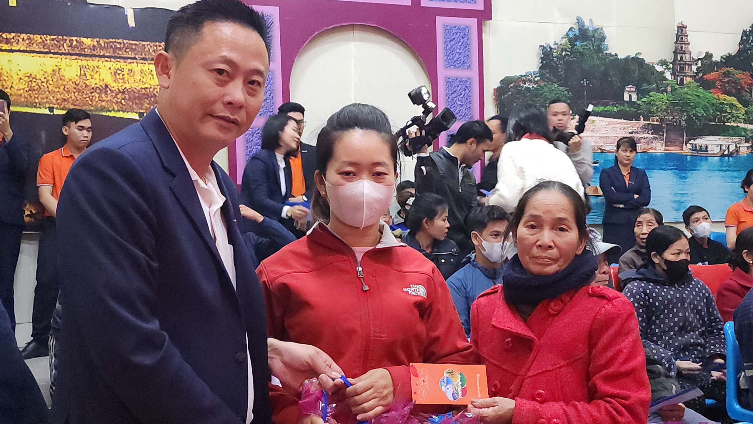 Sacombank trao 100 suất quà cho các hoàn cảnh khó khăn