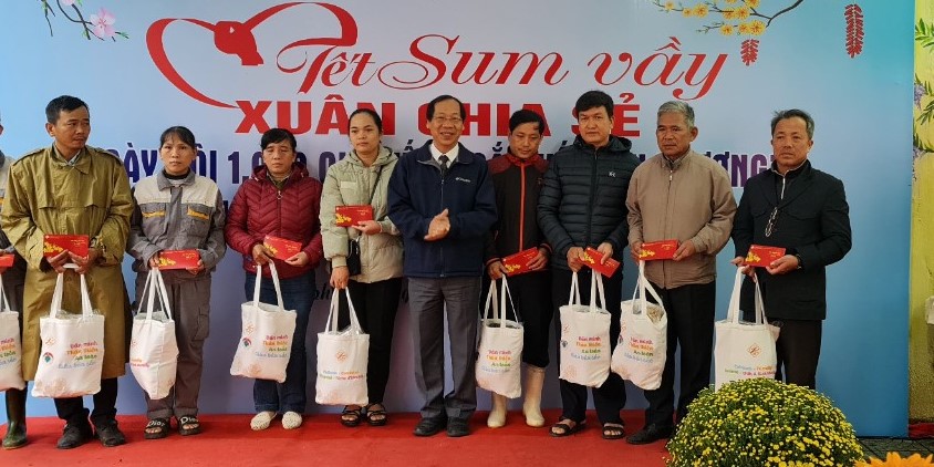 Nhiều suất quà tết tặng người lao động có hoàn cảnh khó khăn