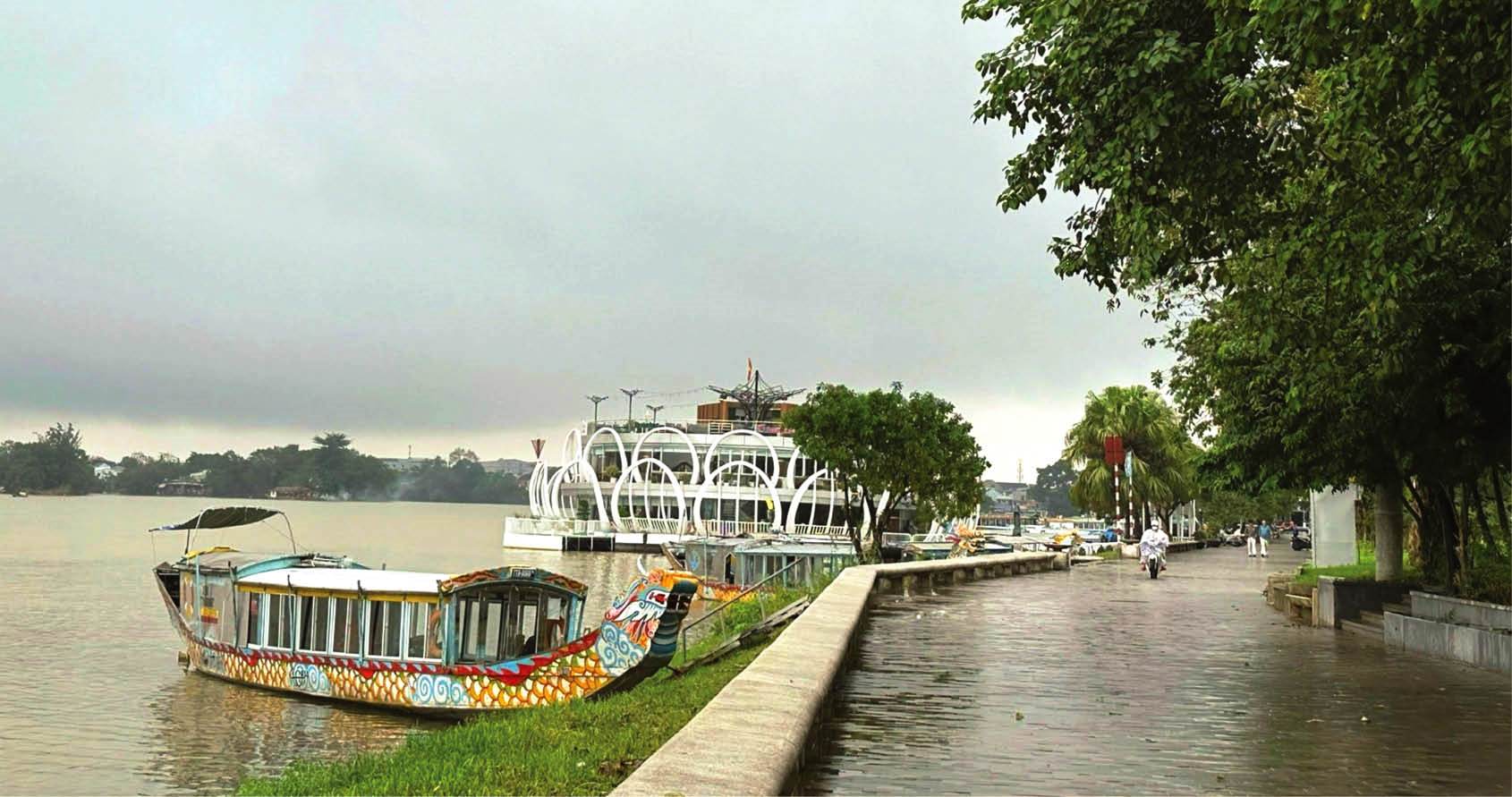 Mưa Huế trong thơ Phương xích lô