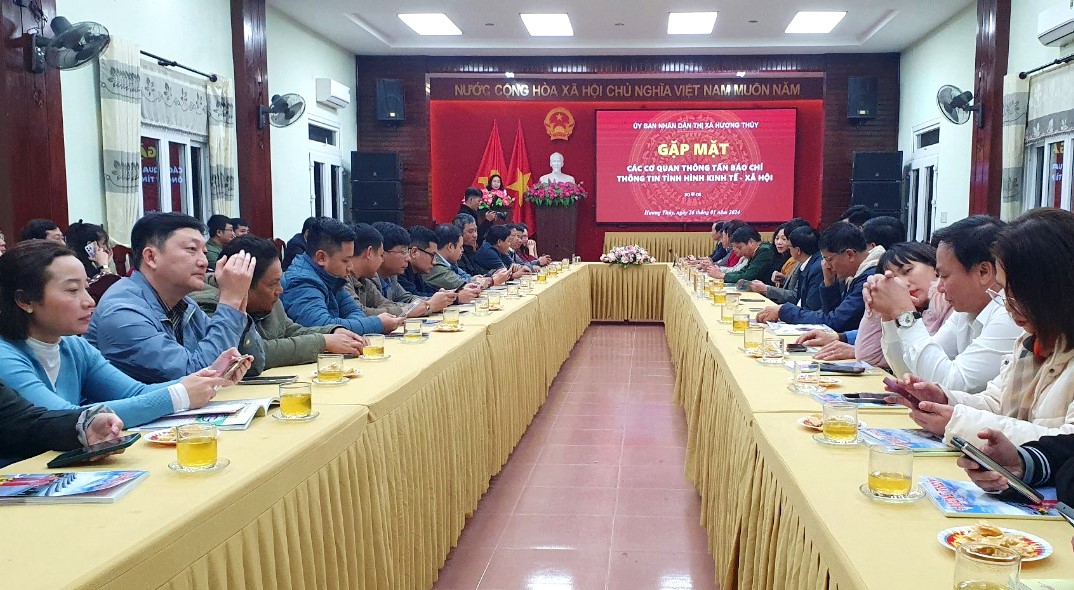 Hương Thủy luôn cởi mở, tiếp thu ý kiến từ báo chí