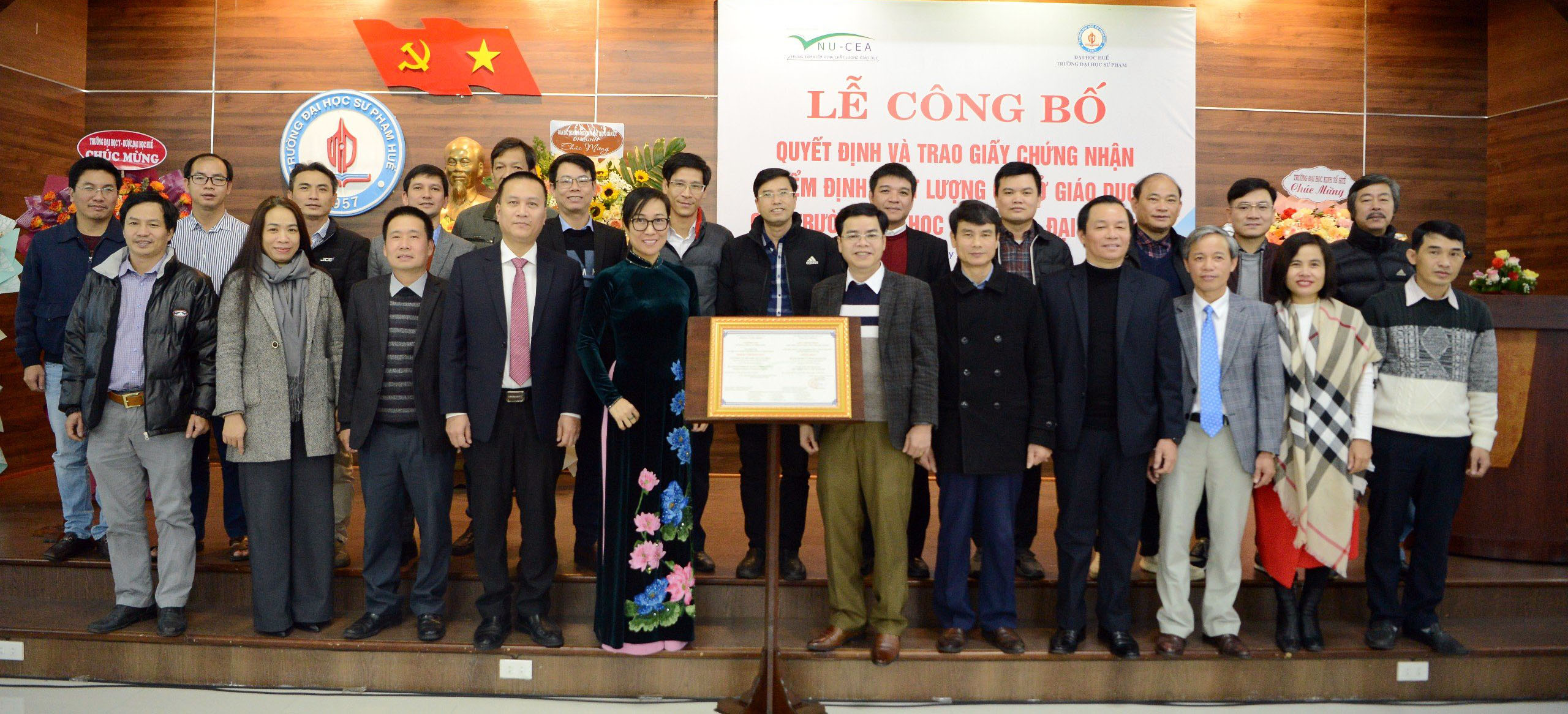 Trao chứng nhận đạt chuẩn chất lượng chu kỳ 2 cho Trường đại học Sư phạm