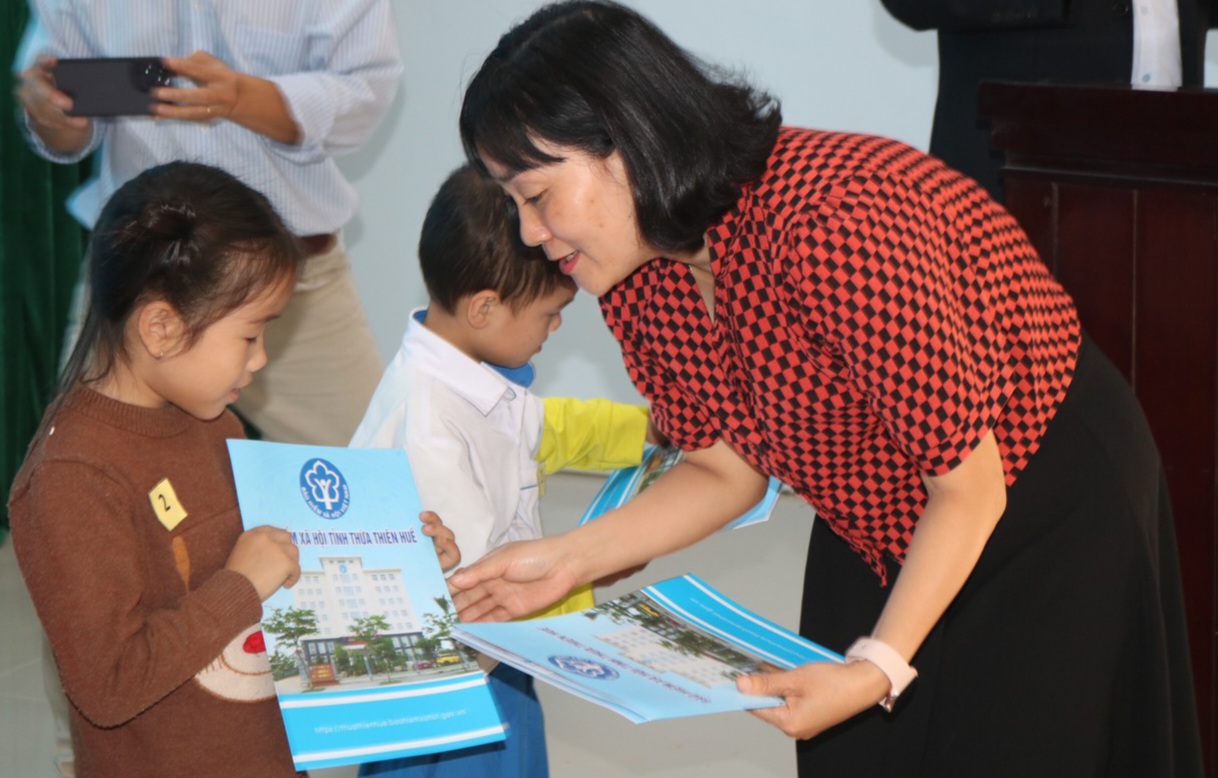 Giúp người dân tham gia vào lưới an sinh xã hội