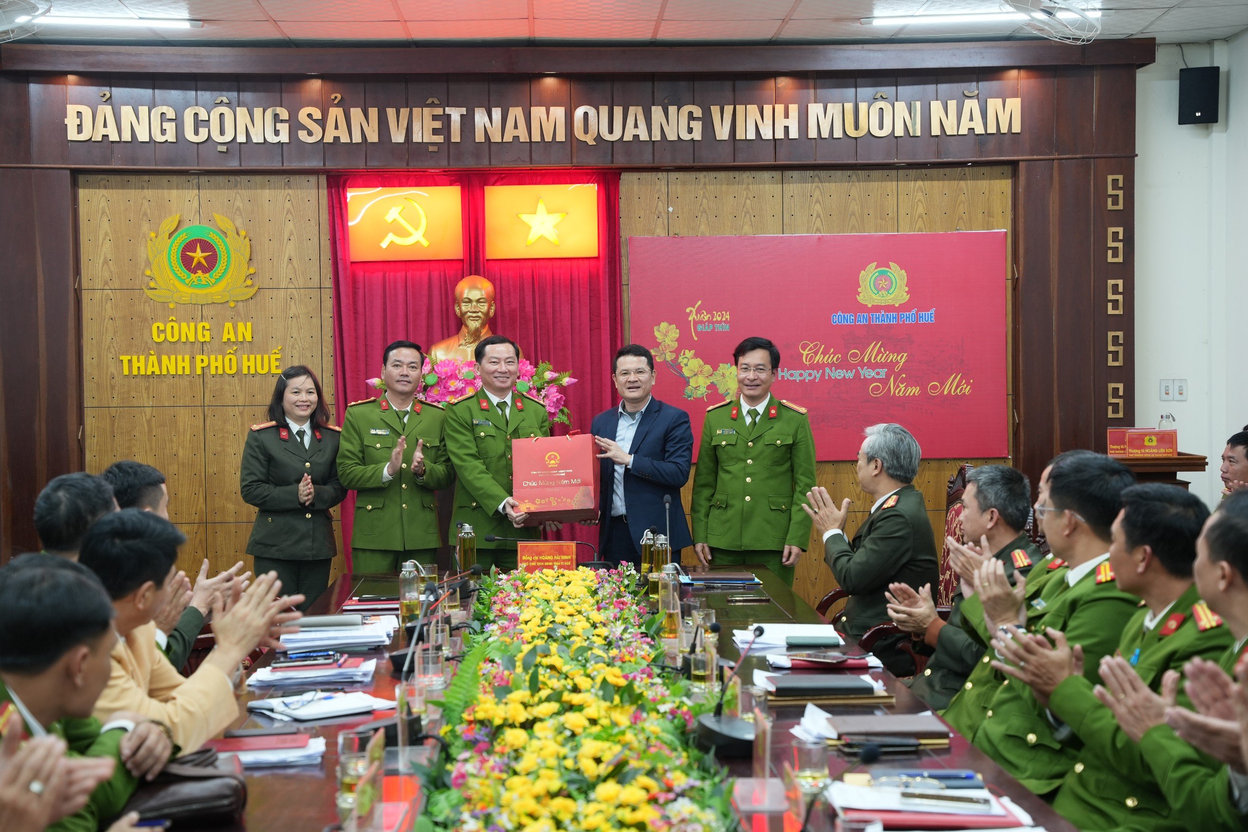 Phó Chủ tịch UBND tỉnh Hoàng Hải Minh thăm, chúc tết các đơn vị