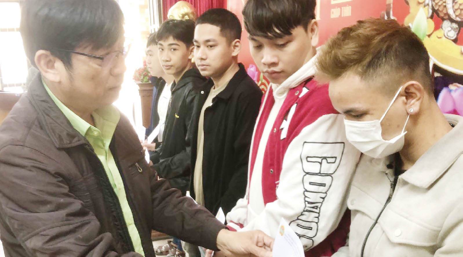 Mang quà tết đến với nông dân nghèo