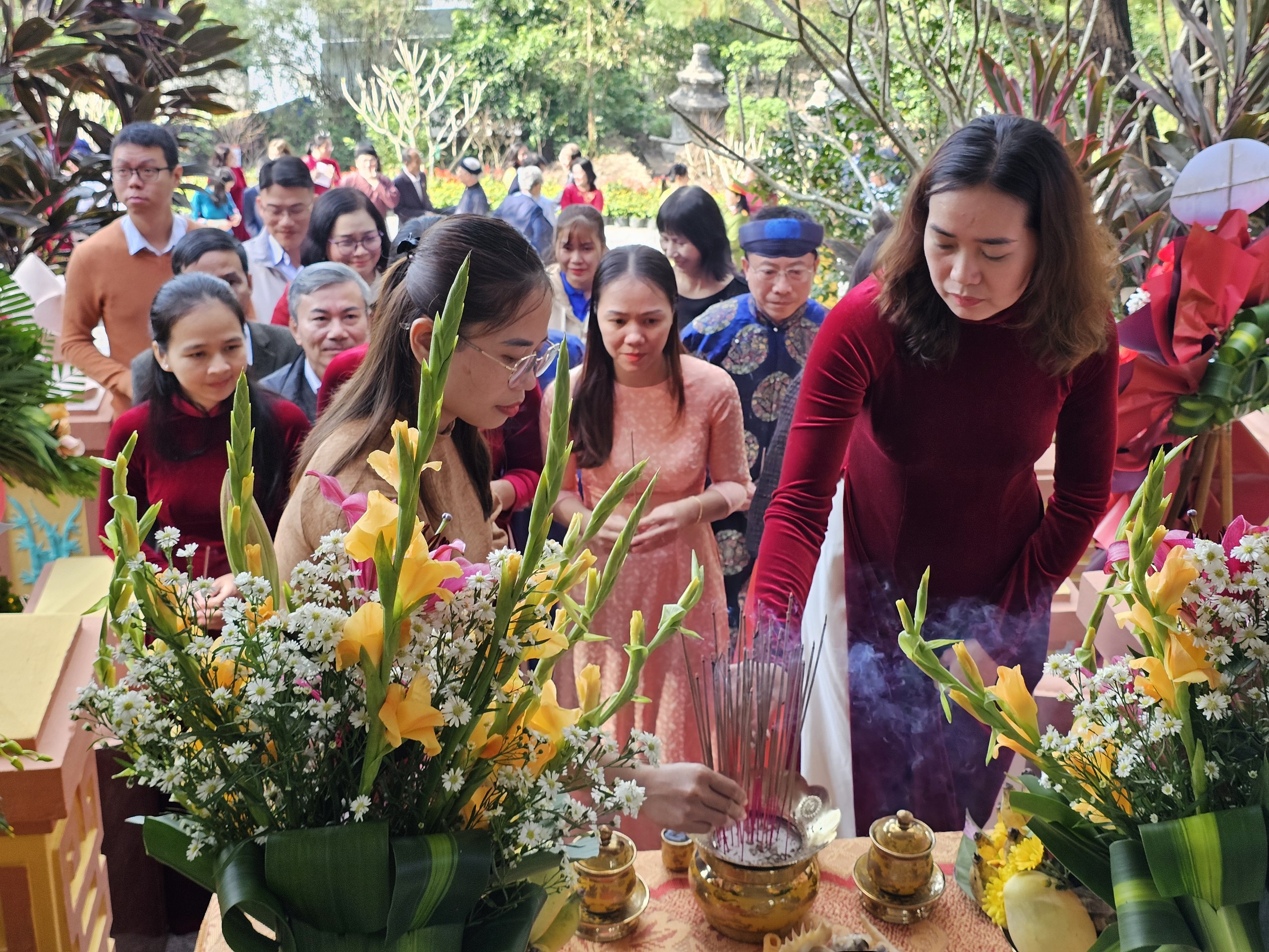 Dâng hương tưởng niệm 123 năm ngày mất thân mẫu Bác Hồ