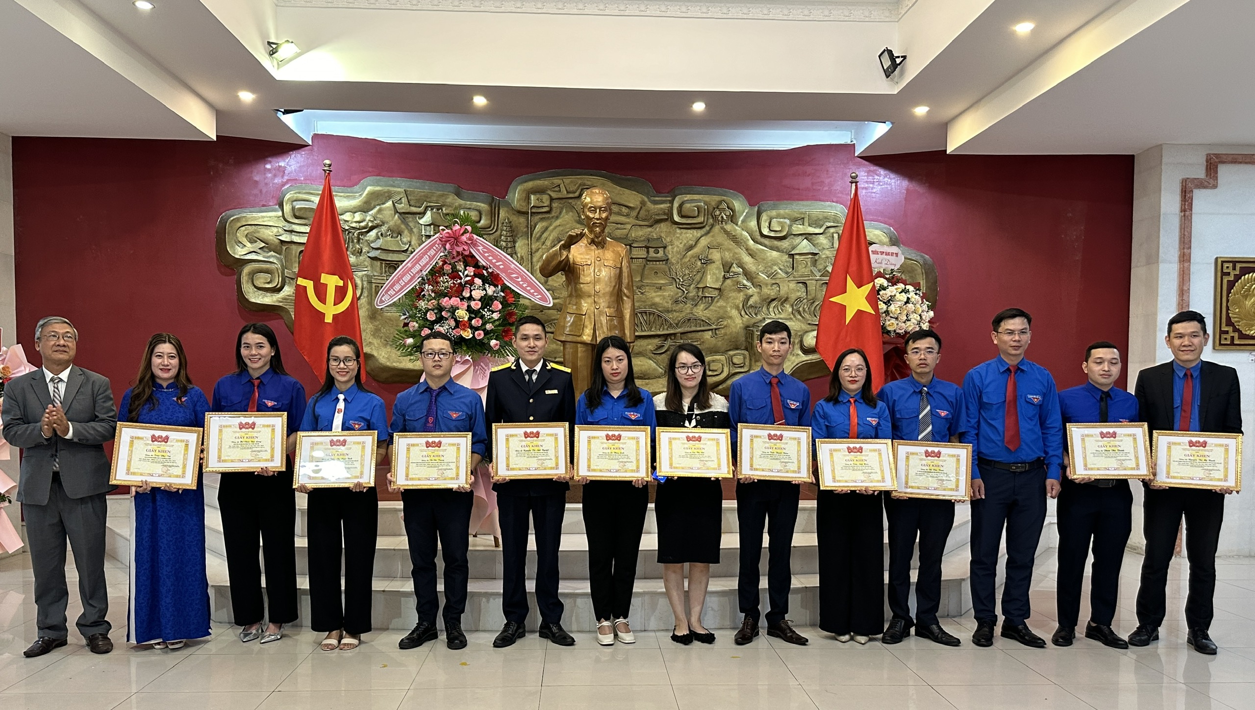 Đoàn Khối Cơ quan và Doanh nghiệp tỉnh tuyên dương 12 đảng viên trẻ tiêu biểu