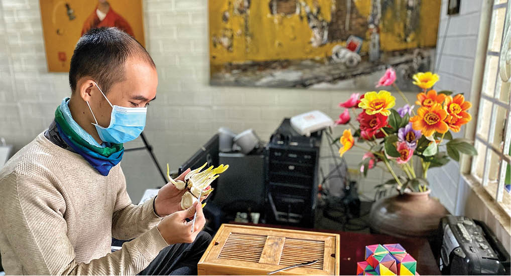 Gọt củ thủy tiên háo hức chờ xuân