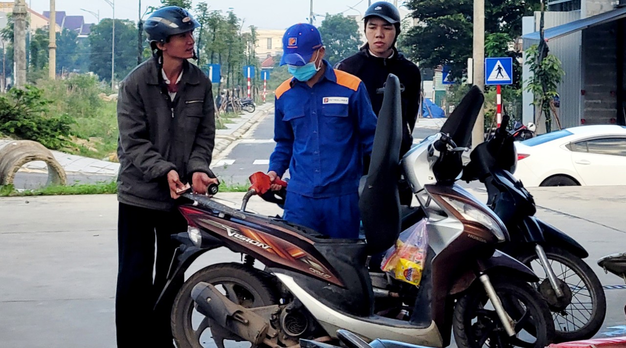 Giá xăng tăng gần 800 đồng mỗi lít