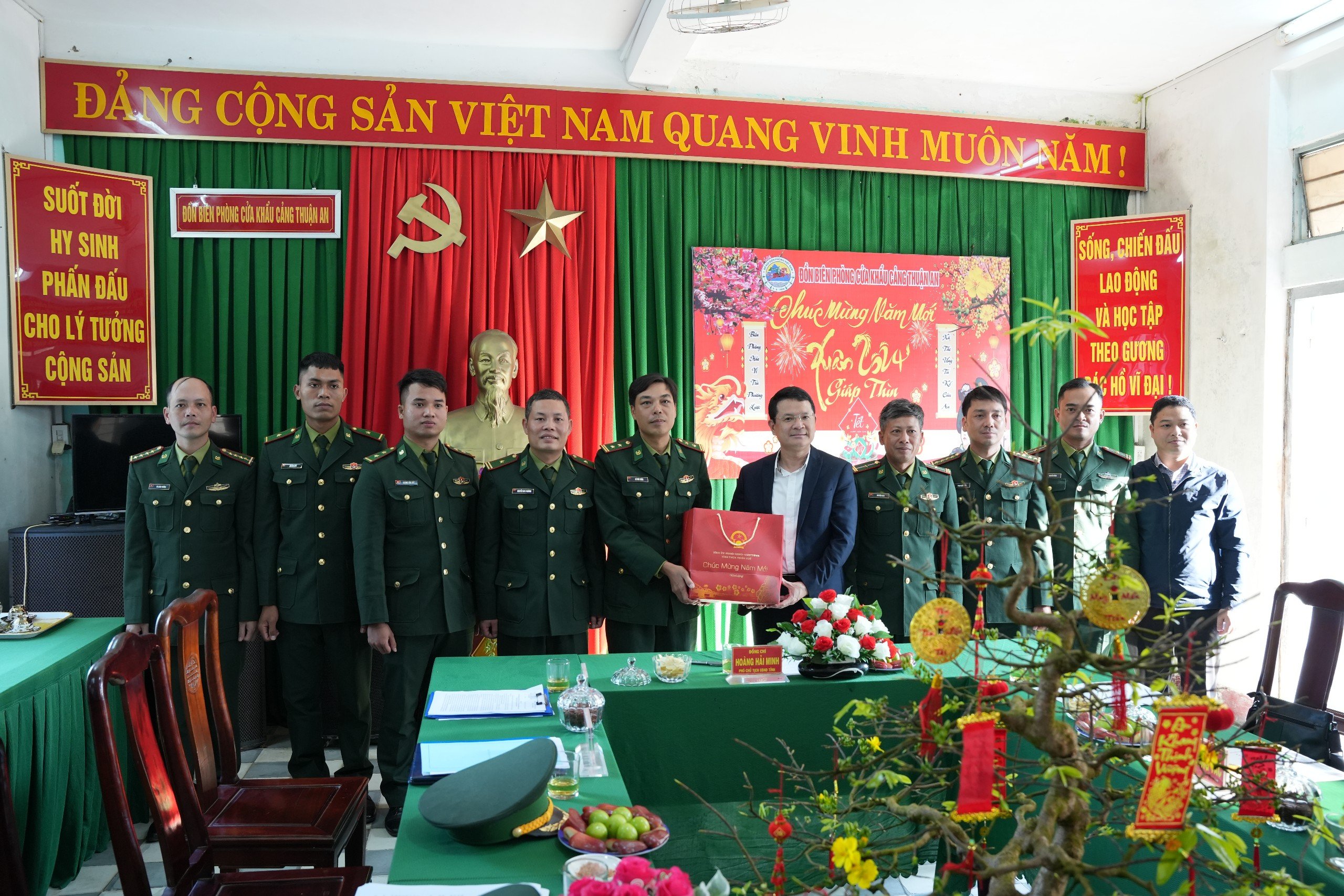 Phó Chủ tịch UBND tỉnh Hoàng Hải Minh chúc tết cán bộ, chiến sĩ biên phòng