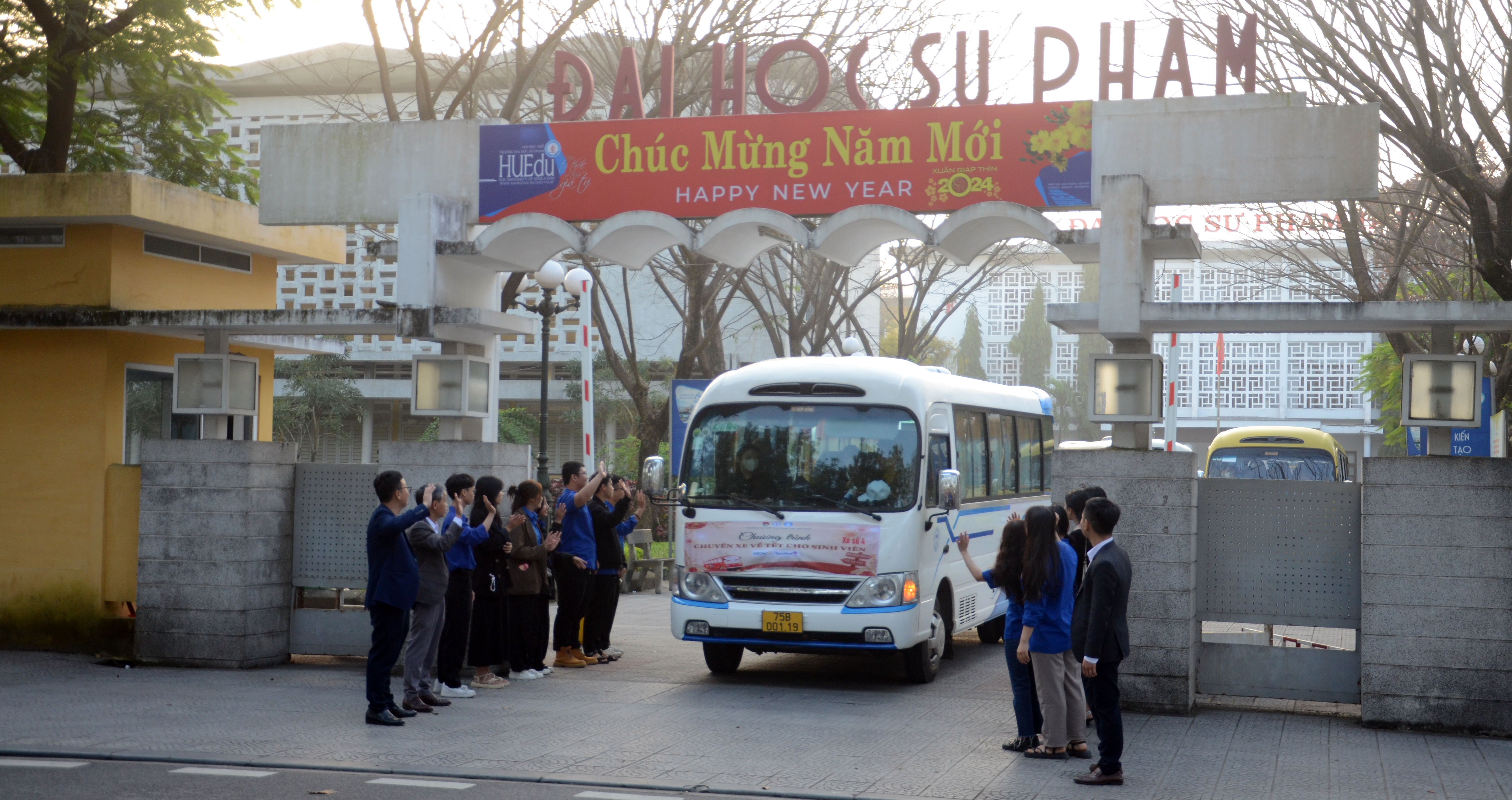 Tổ chức chuyến xe miễn phí đưa sinh viên về quê ăn tết