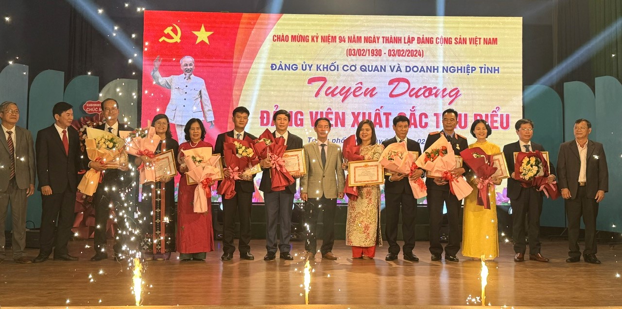 Đảng ủy Khối Cơ quan và Doanh nghiệp tuyên dương 10 đảng viên xuất sắc năm 2023