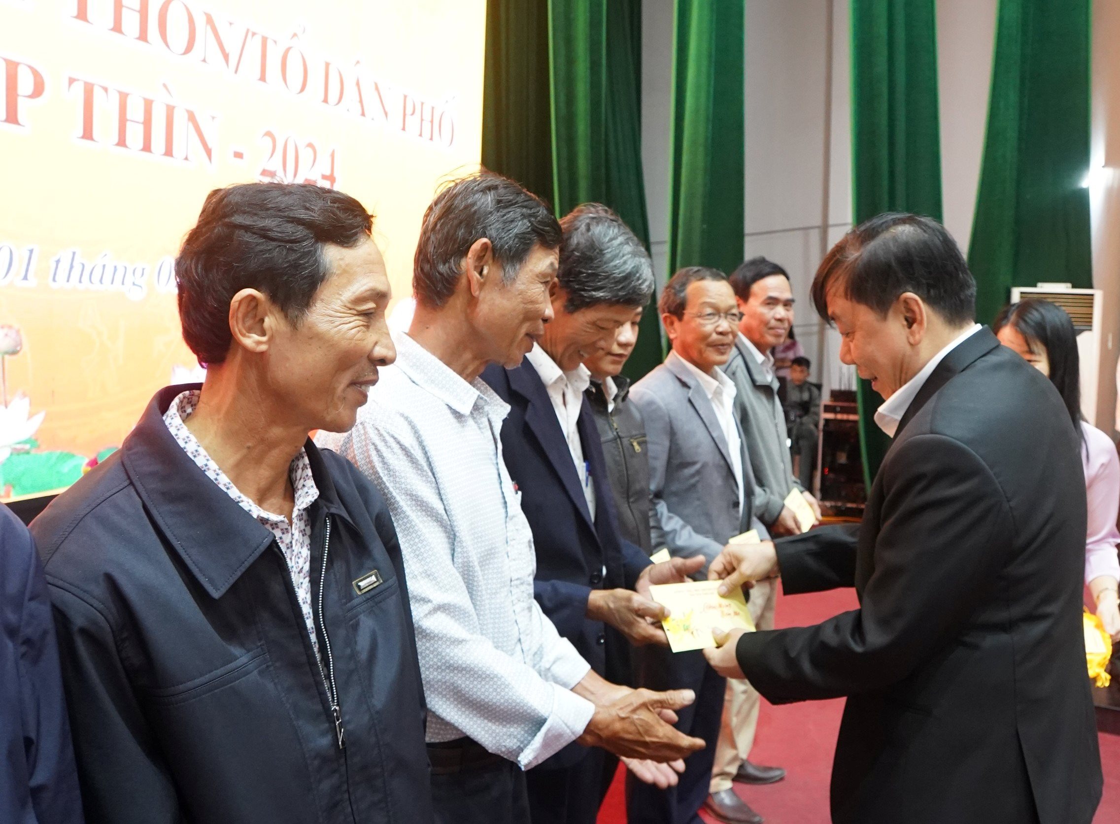 Trao bằng khen của Chủ tịch UBND tỉnh cho 9 tập thể lao động xuất sắc