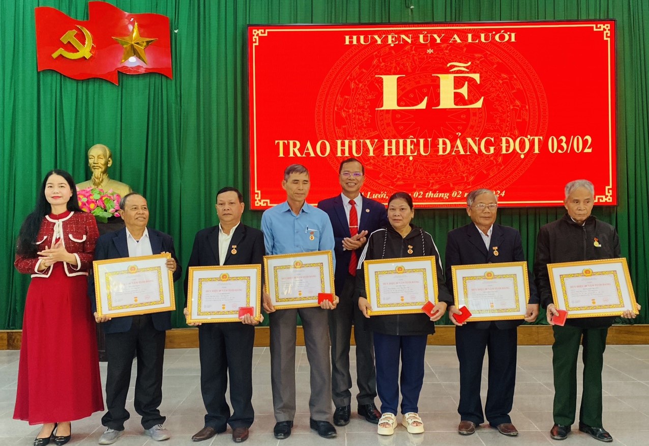 Trao Huy hiệu Đảng nhân kỷ niệm 94 năm Ngày thành lập Đảng