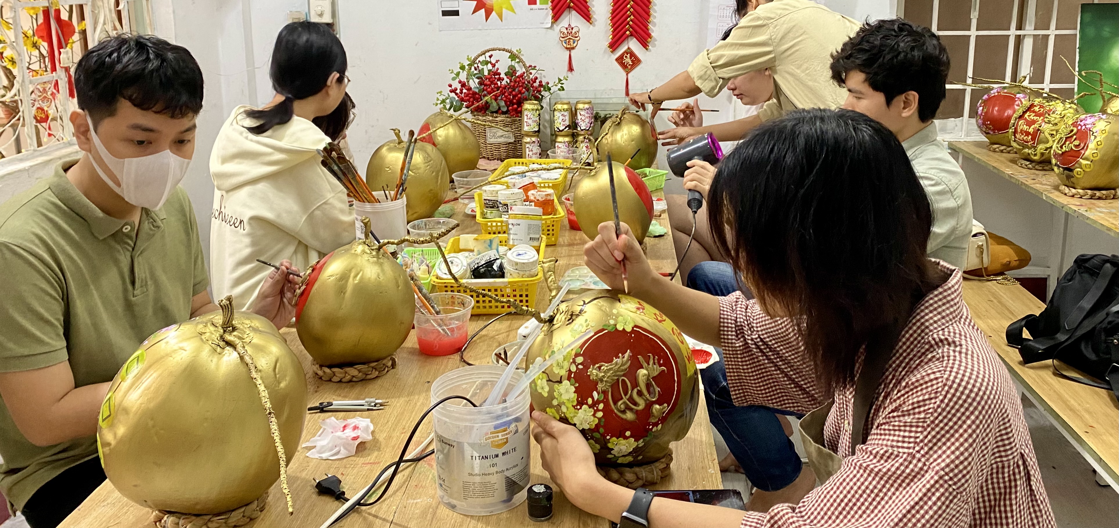 Cuối năm “vẽ” bình an