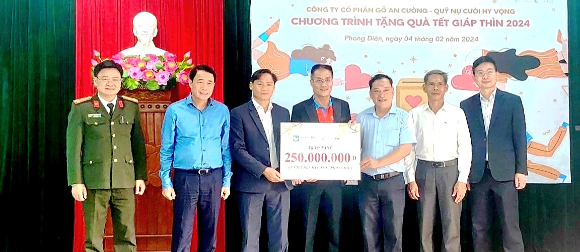 Thứ trưởng Bộ Công an Lê Quốc Hùng tặng quà tết đến người dân Phong Điền