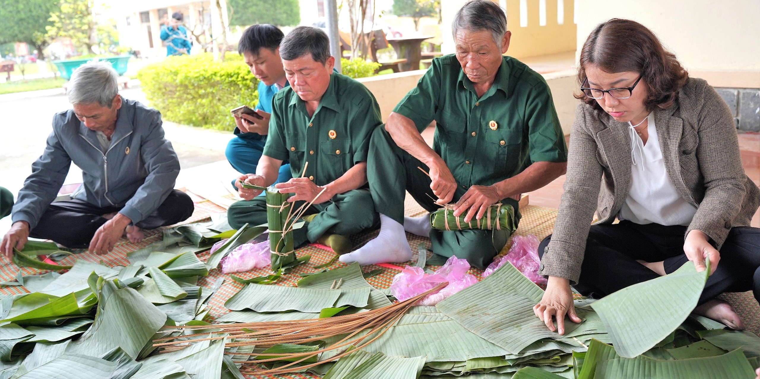 Tổ chức gói bánh chưng, bánh tét và trao tặng 445 suất quà cho hộ nghèo