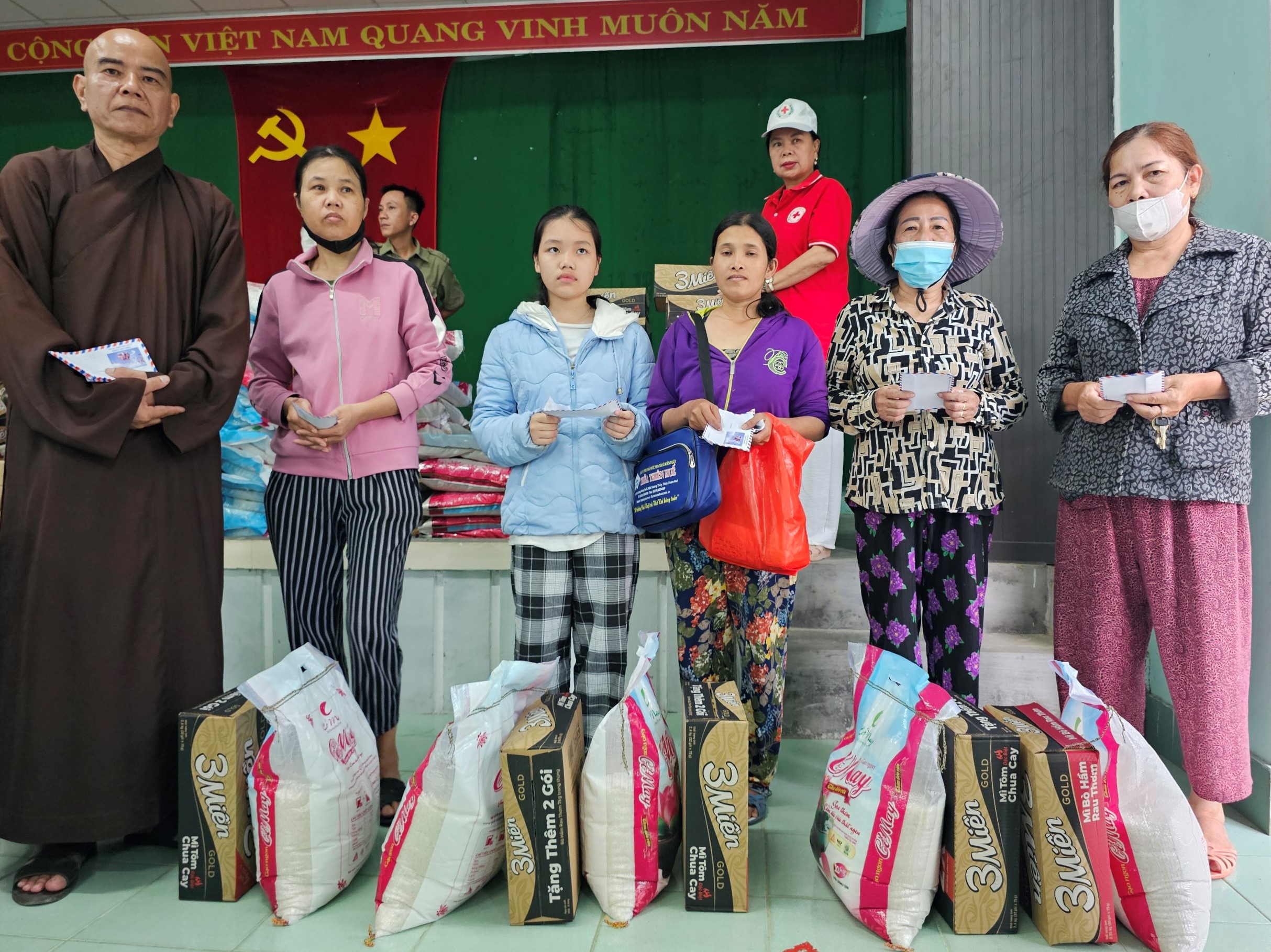 Quà tết cho người nghèo