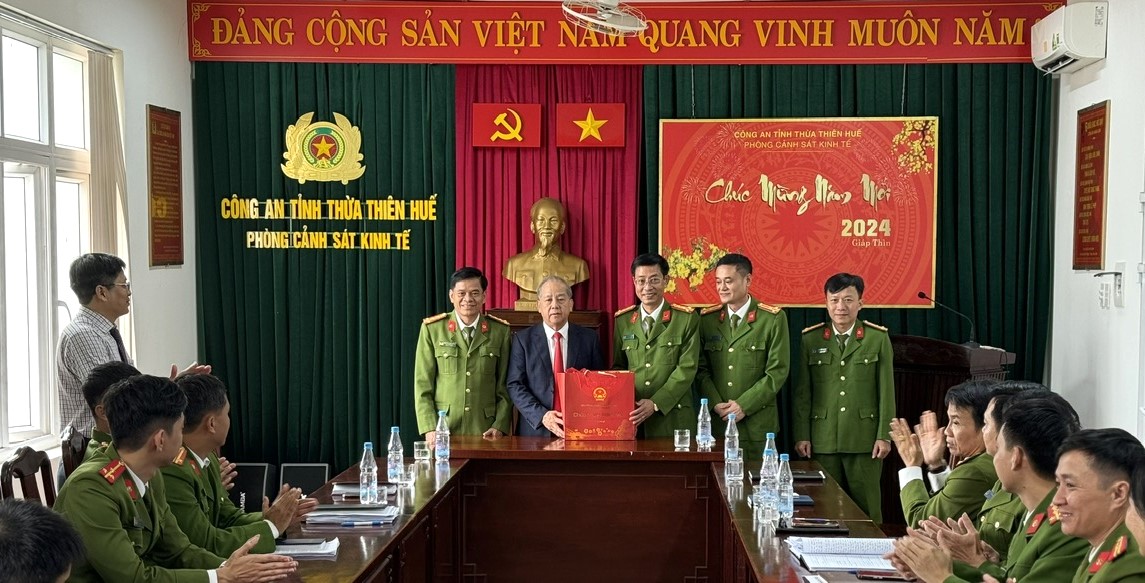 Phó Bí thư Thường trực Tỉnh ủy Phan Ngọc Thọ chúc tết một số đơn vị công an