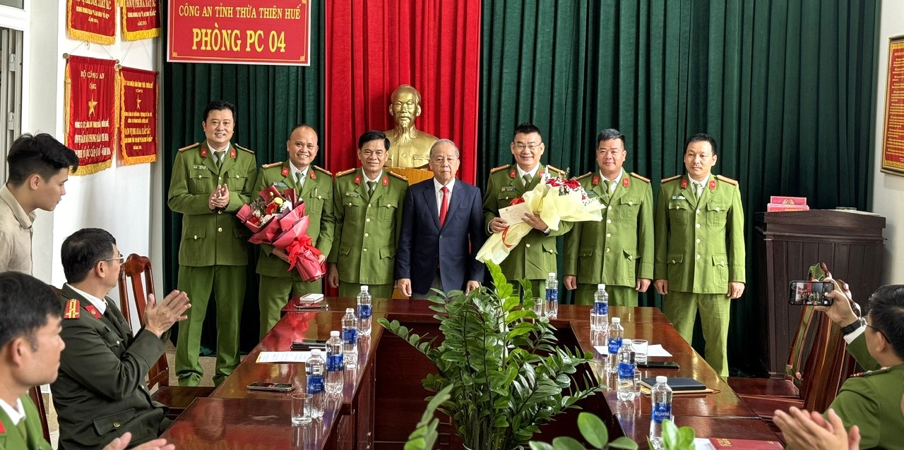 Thưởng nóng “Ban chuyên án” phá đường dây đưa hàng chục ngàn viên ma túy vào Huế tiêu thụ