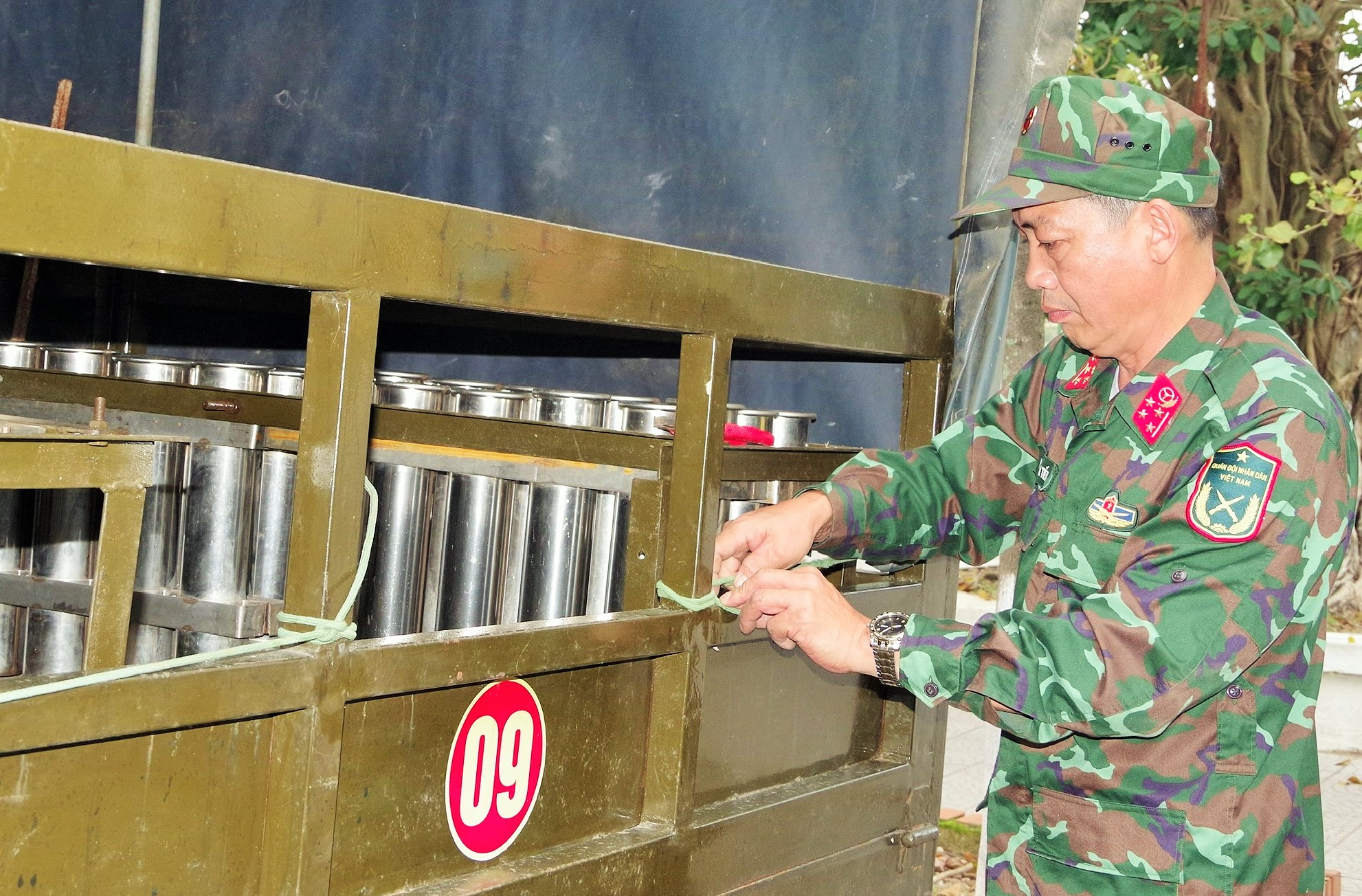 Công việc thầm lặng trong thời khắc giao thừa