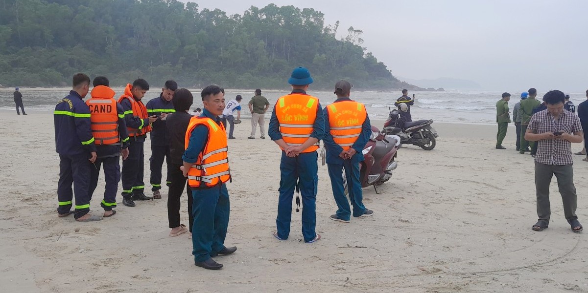 Nỗ lực tìm nạn nhân mất tích do lật thuyền đánh cá