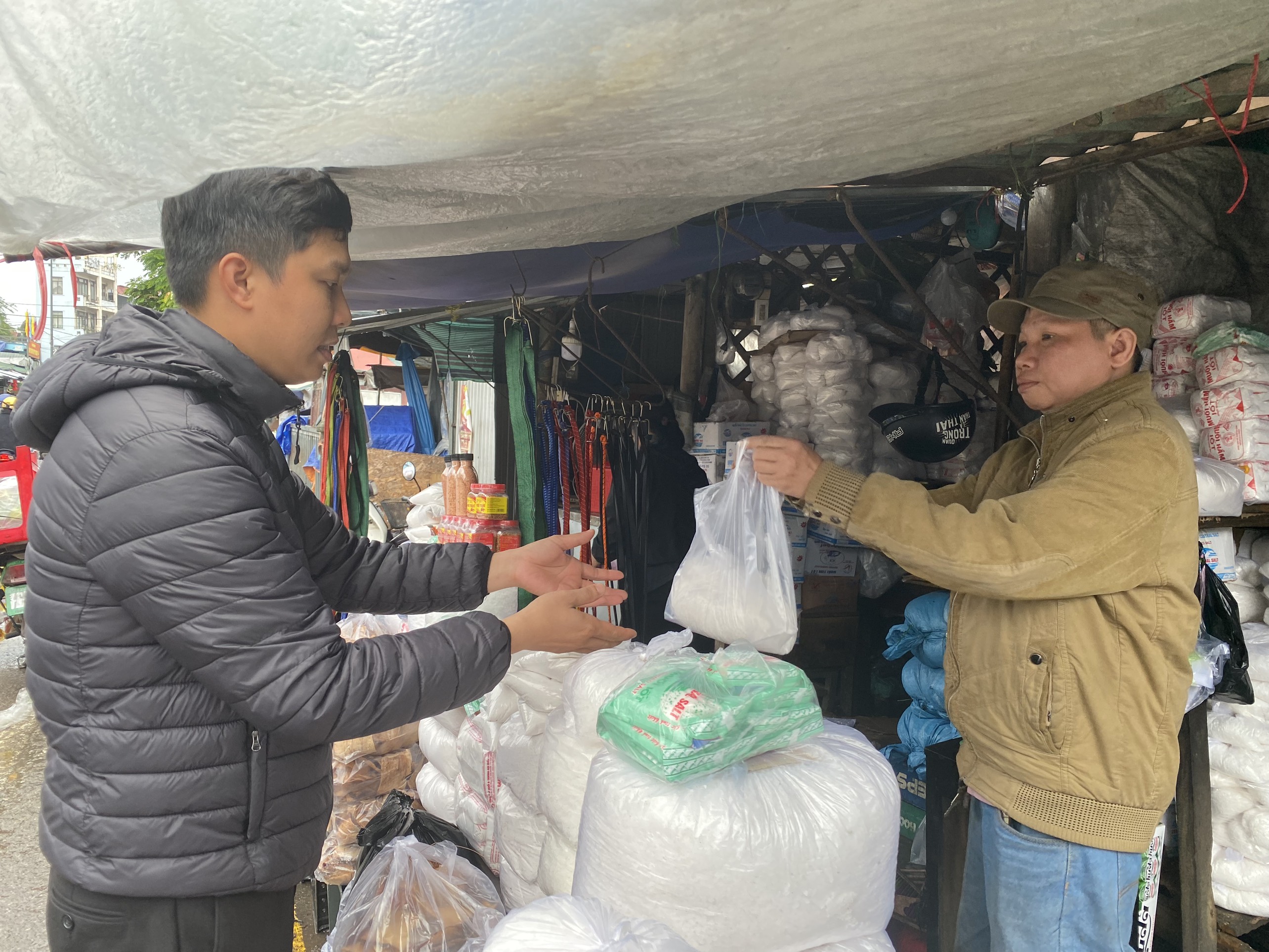 Đầu năm mua muối lấy may