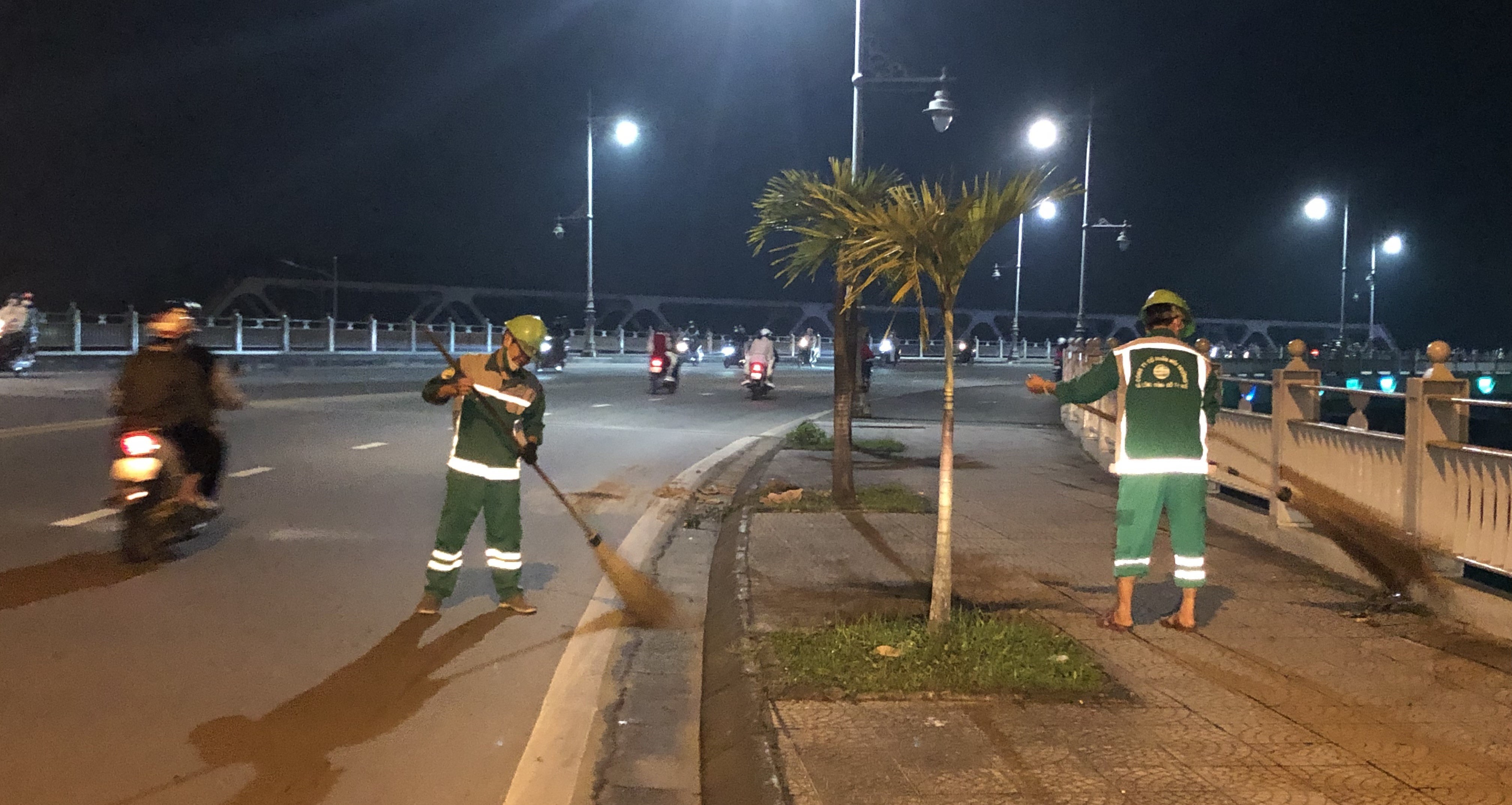 Gặp những người lao động thầm lặng trong thời khắc Giao thừa