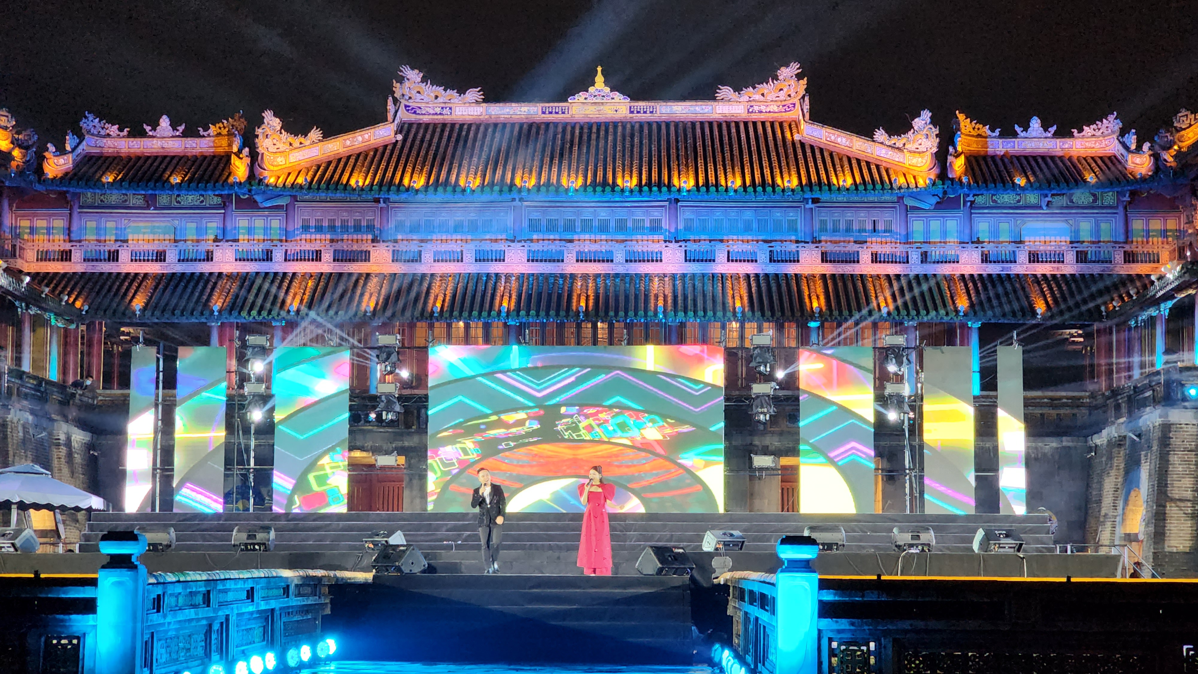 Đêm Giao thừa nhiều cảm xúc