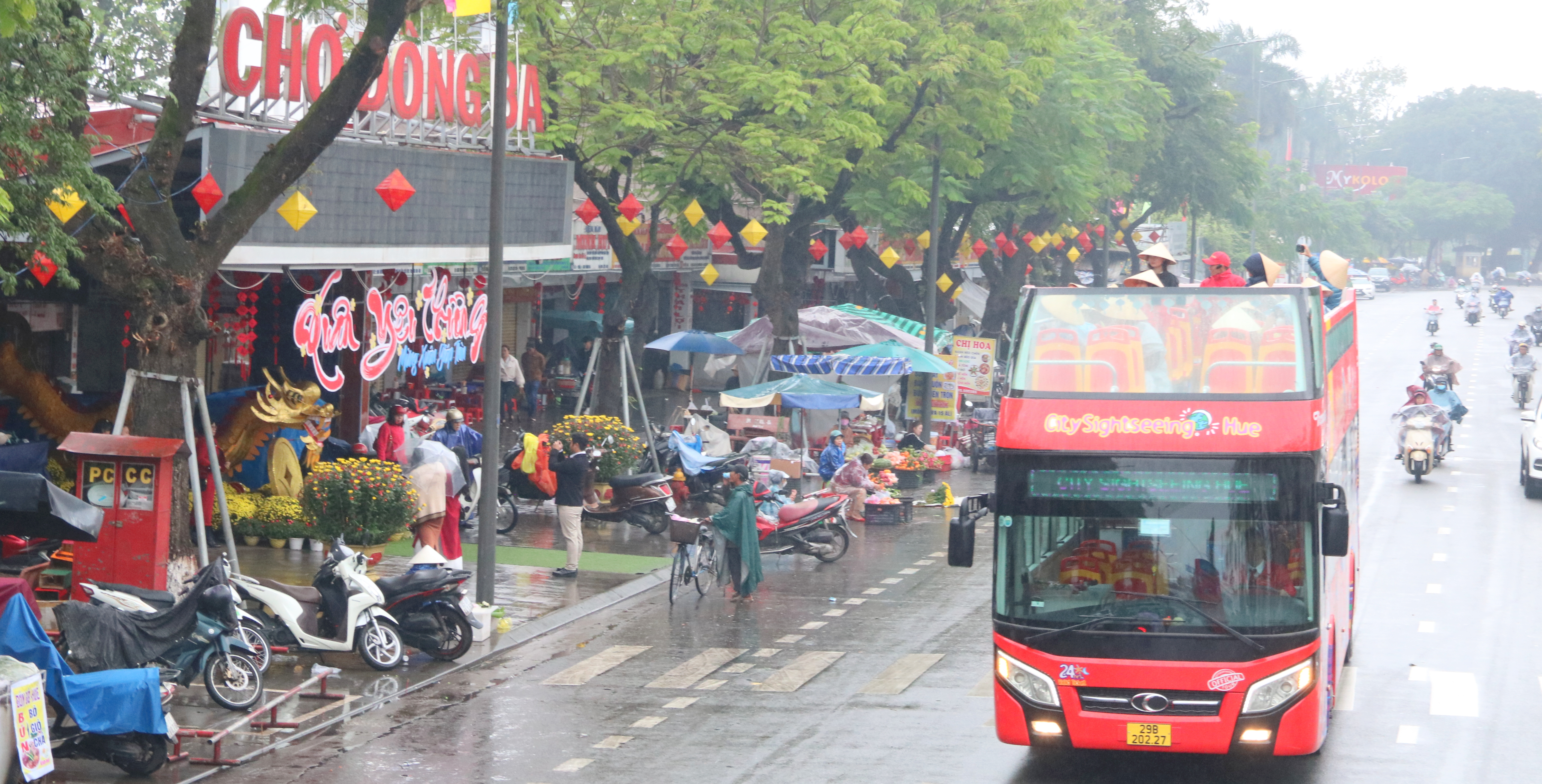 Du khách trải nghiệm ngắm tết Huế trên xe buýt thoáng nóc miễn phí