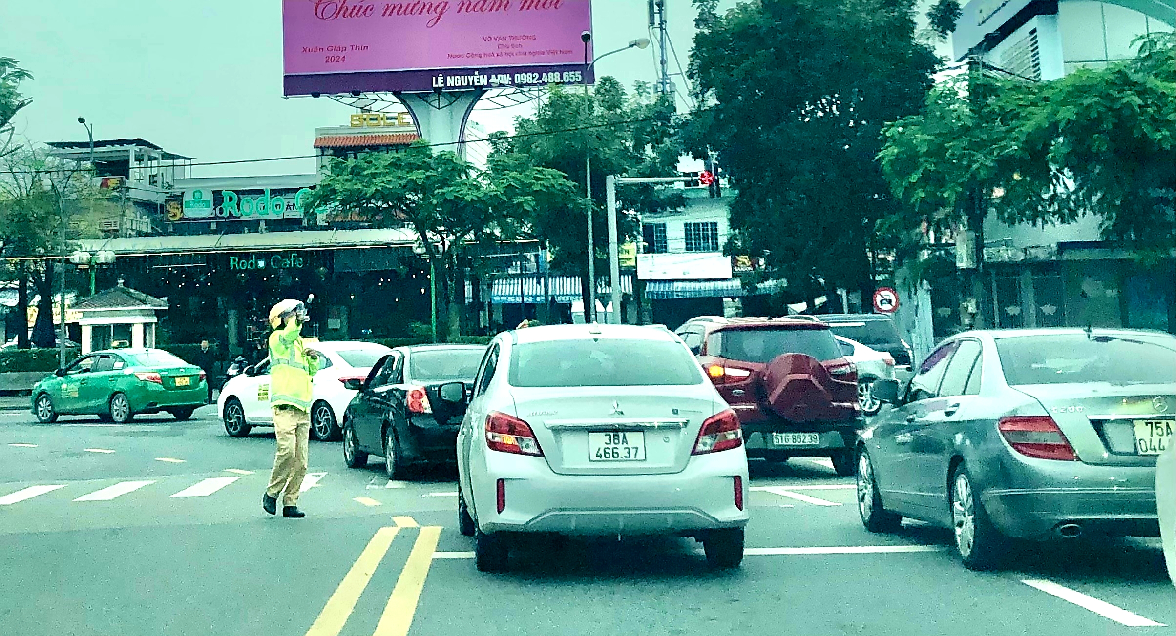 Ô tô ken dày các trục phố chính, cảnh sát giao thông phải căng mình điều tiết