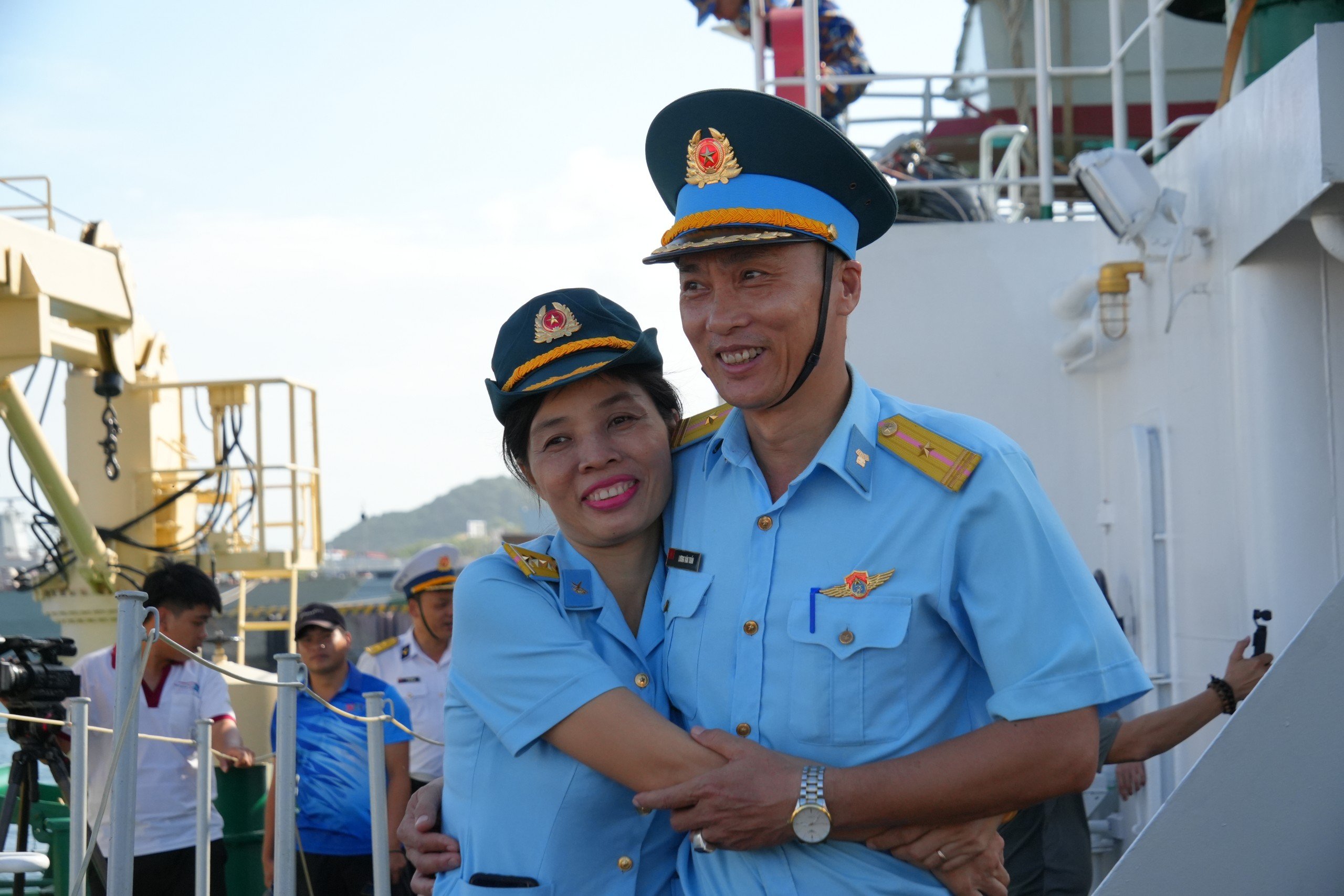 Mối tình sắt son nơi đầu sóng