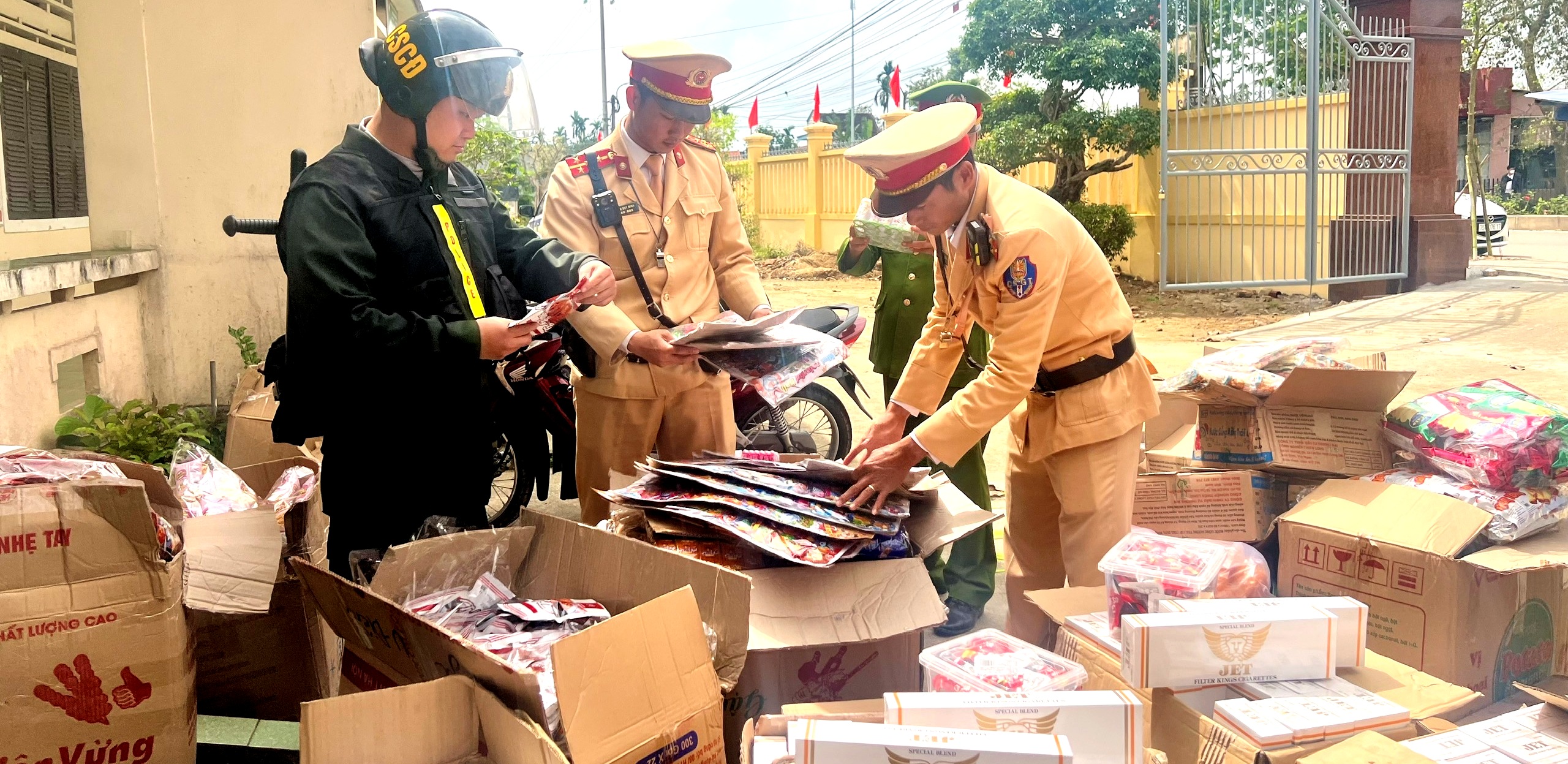 Phát hiện hàng hóa và lượng lớn thuốc lá lậu