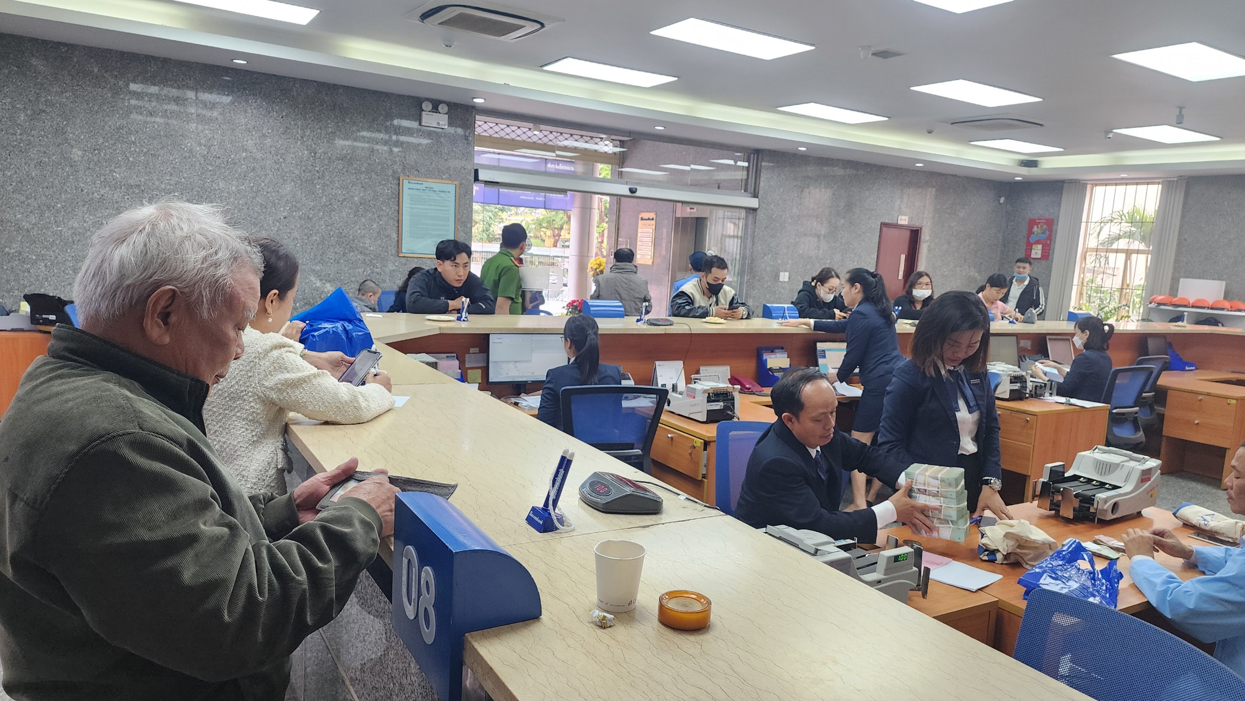 Sôi động phiên giao dịch ngân hàng đầu năm