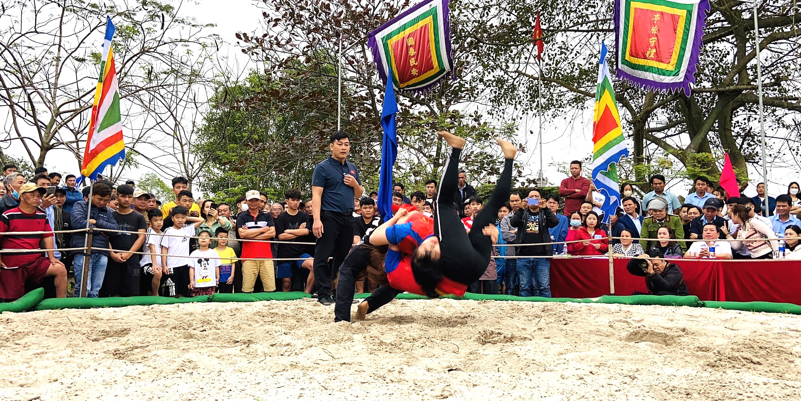 Hào hứng hội vật làng Thủ Lễ