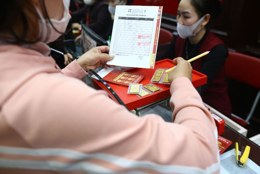 Giá vàng vẫn neo cao, nên mua loại vàng gì trong ngày vía Thần Tài