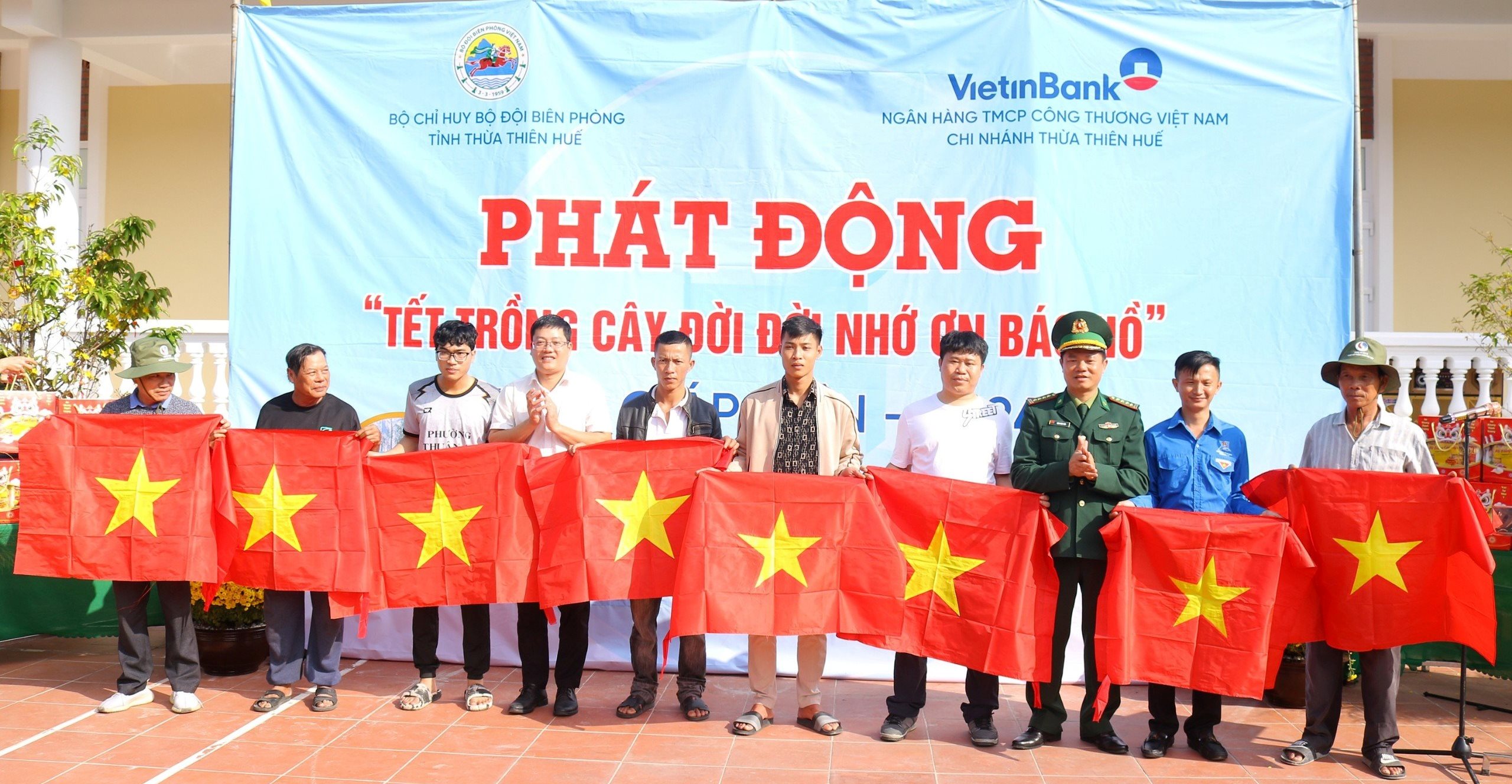 Trồng hơn 1 000 cây xanh và tặng 500 lá cờ Tổ quốc