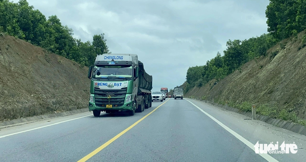 Vì sao lấn làn, vượt ẩu thường xuyên xảy ra ở cao tốc miền Trung