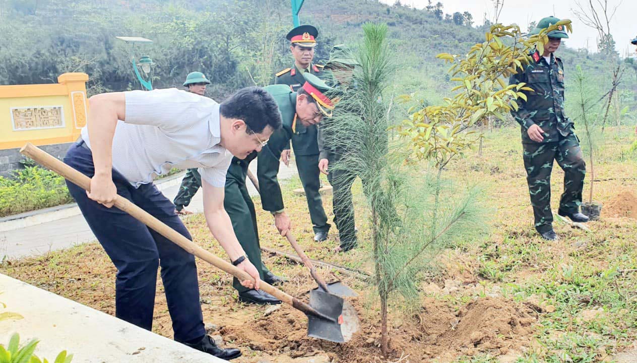 Tu bổ, trồng cây xanh tại Nhà tưởng niệm liệt sĩ ở Tiểu khu 67