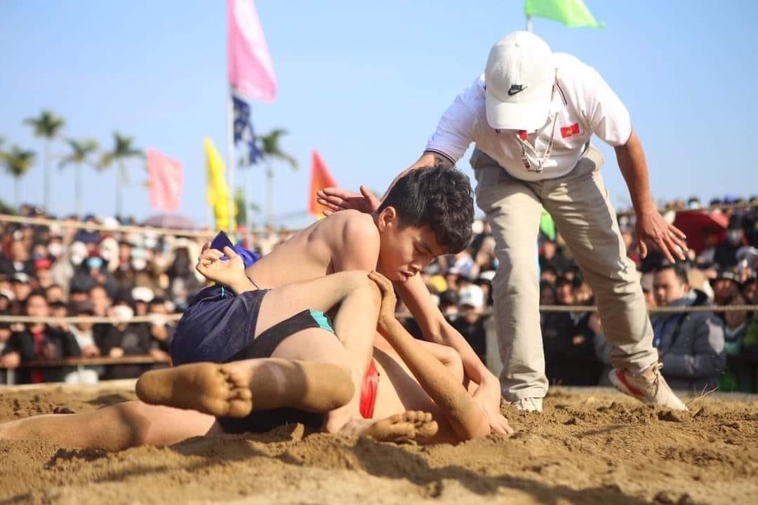 Hòa mình vào lễ hội vật truyền thống dân gian giàu tính văn hóa