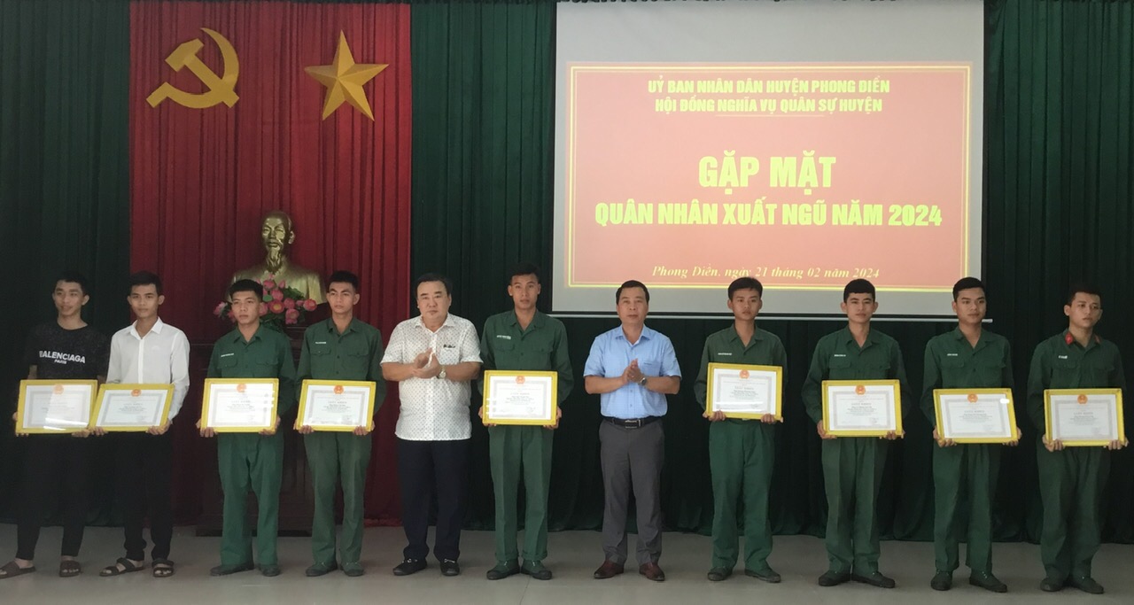 Khen thưởng quân nhân hoàn thành xuất sắc nghĩa vụ quân sự