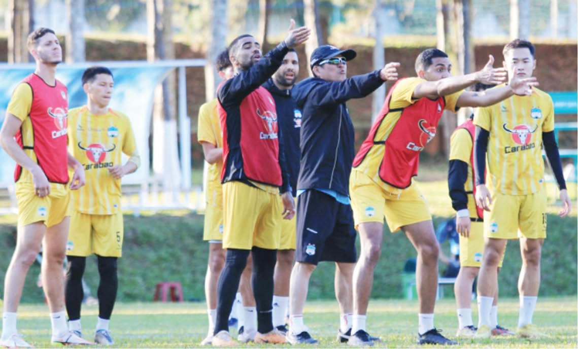 Khóc nhiều  cười ít