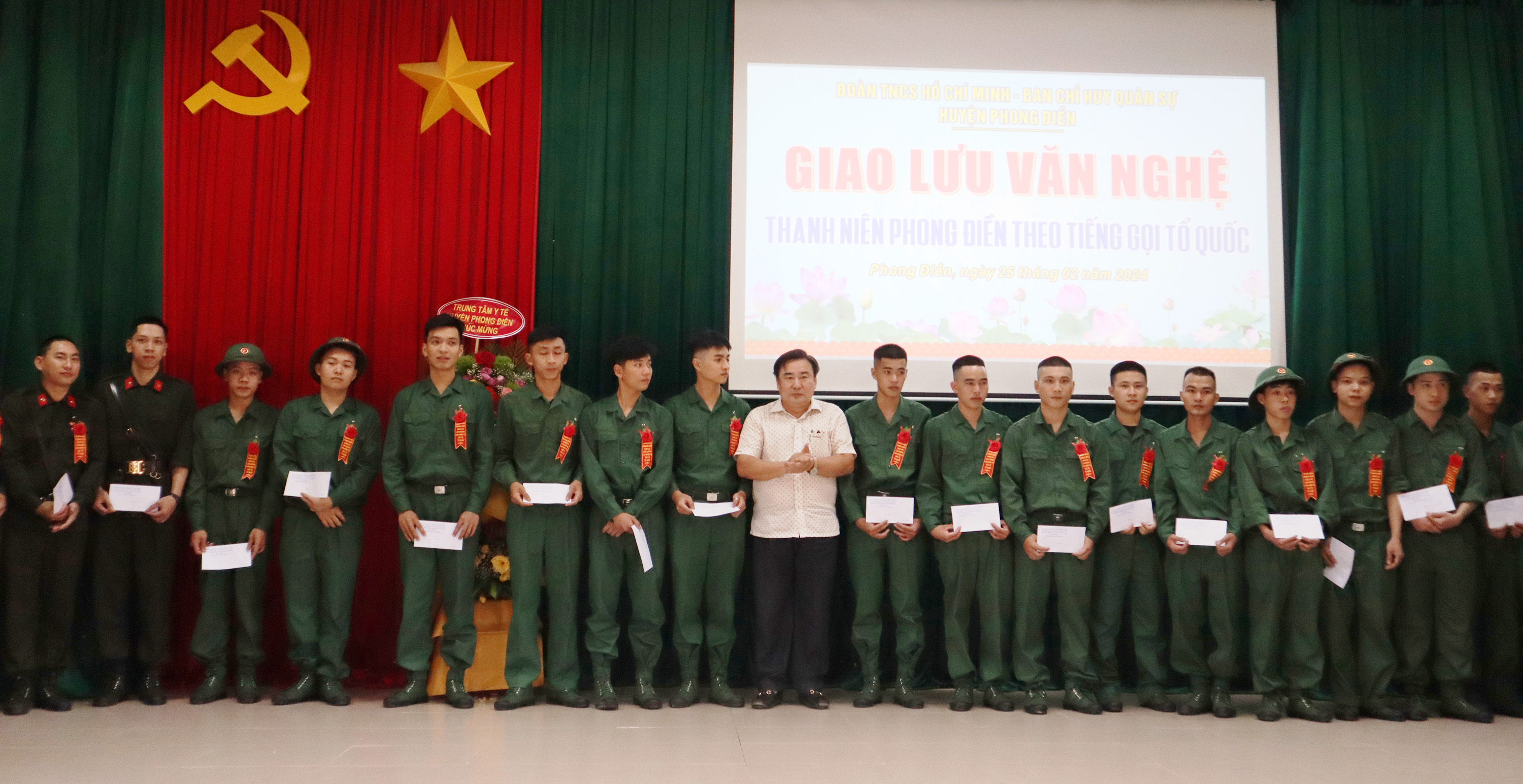 Phong Điền Giao lưu, gặp mặt, tặng quà thanh niên lên đường nhập ngũ