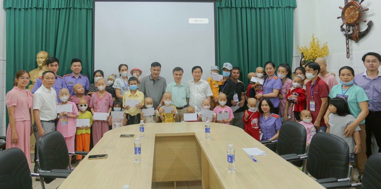 50 suất quà đến với bệnh nhi mắc bệnh hiểm nghèo, có hoàn cảnh khó khăn